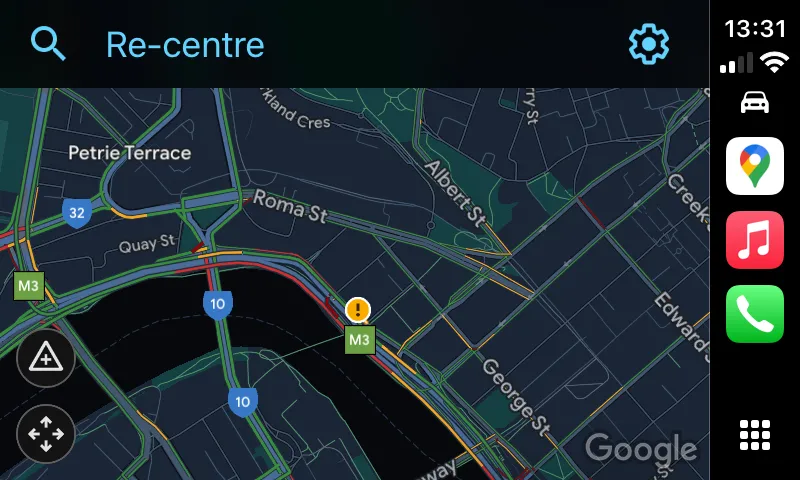 Lớp phủ hiển thị tình trạng giao thông trên Google Maps qua Apple CarPlay, với các màu sắc (xanh, cam, đỏ) thể hiện mức độ tắc nghẽn giao thông trên các tuyến đường.