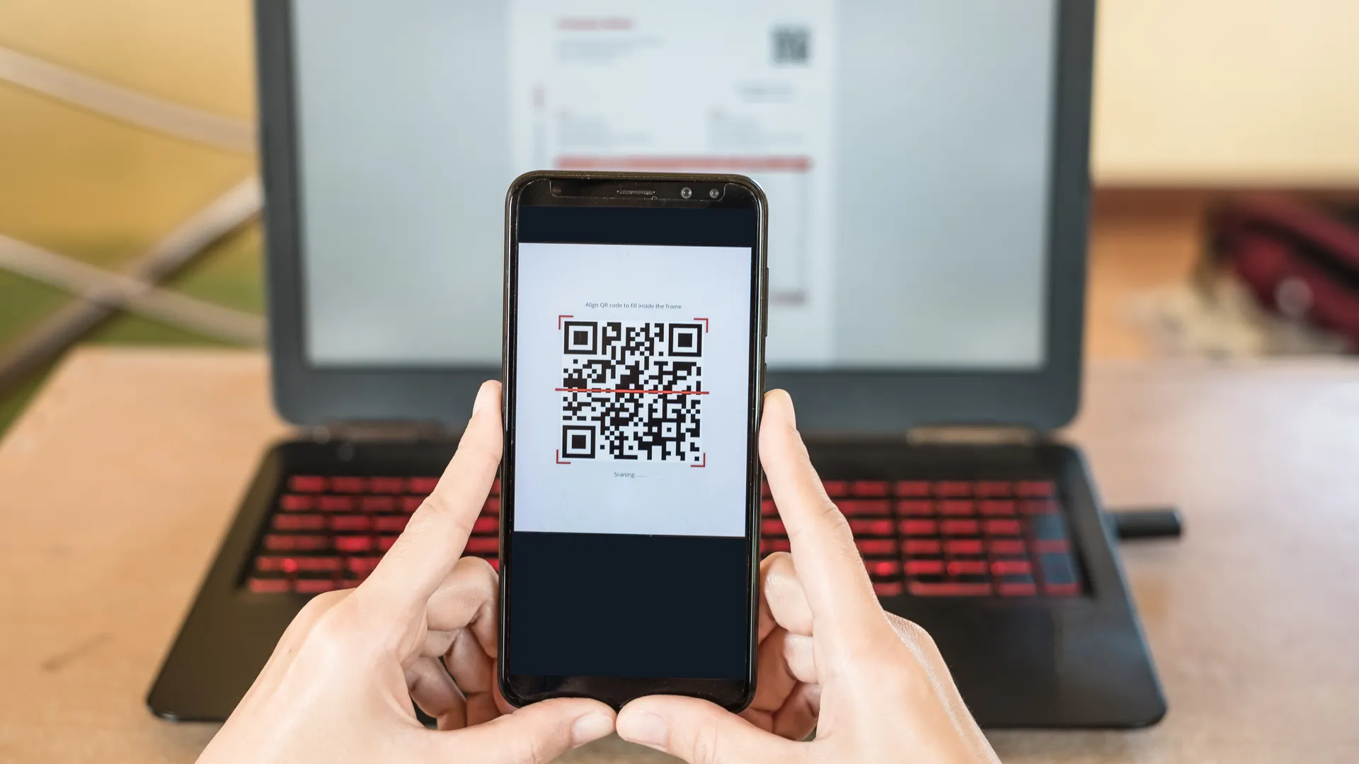 Mã QR code hiển thị trên màn hình điện thoại, minh họa cho phương pháp xác thực bằng QR và rủi ro lừa đảo quishing.