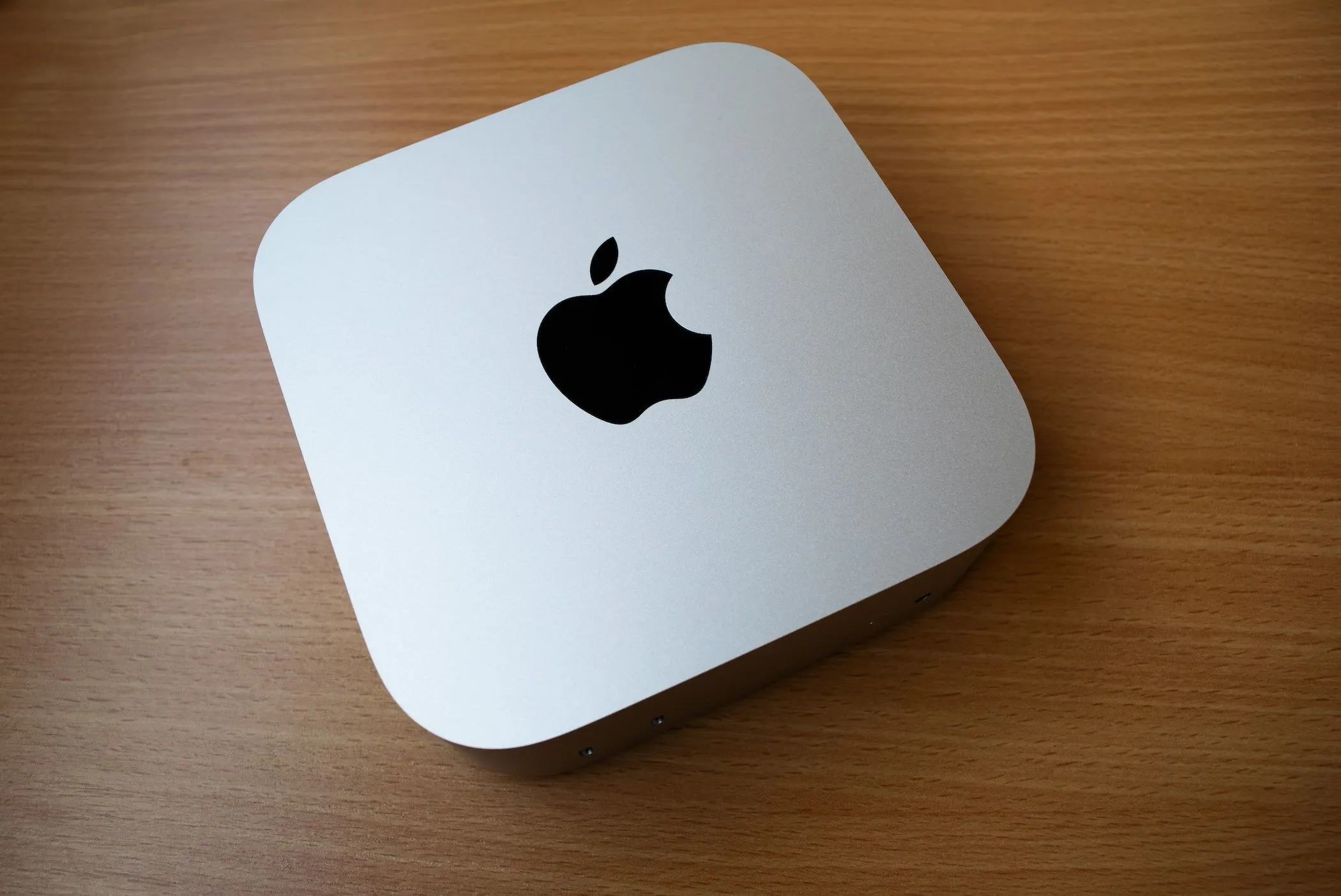 Mac mini M4 thế hệ mới với thiết kế nhỏ gọn, đặt trên bàn gỗ, sẵn sàng cho công việc.