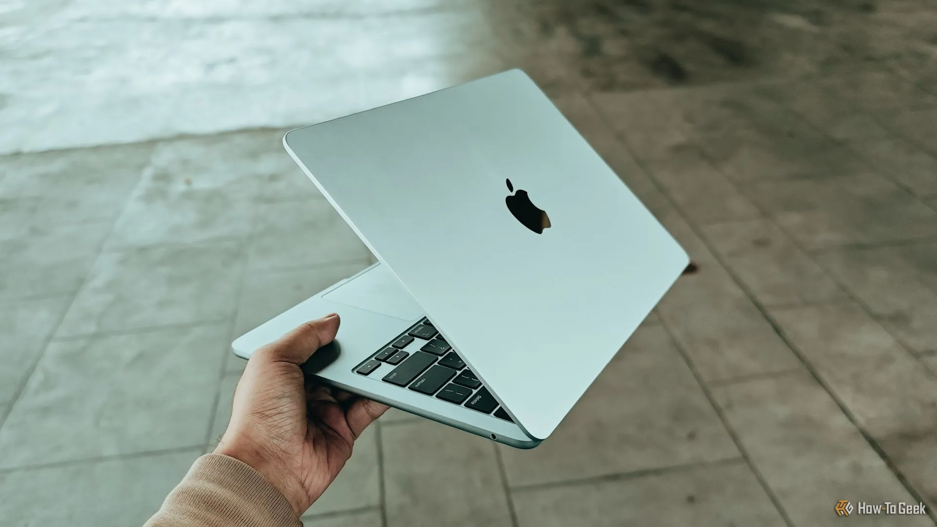 MacBook Air M4 trên tay, nhấn mạnh nhu cầu kết nối di động tiện lợi cho người dùng