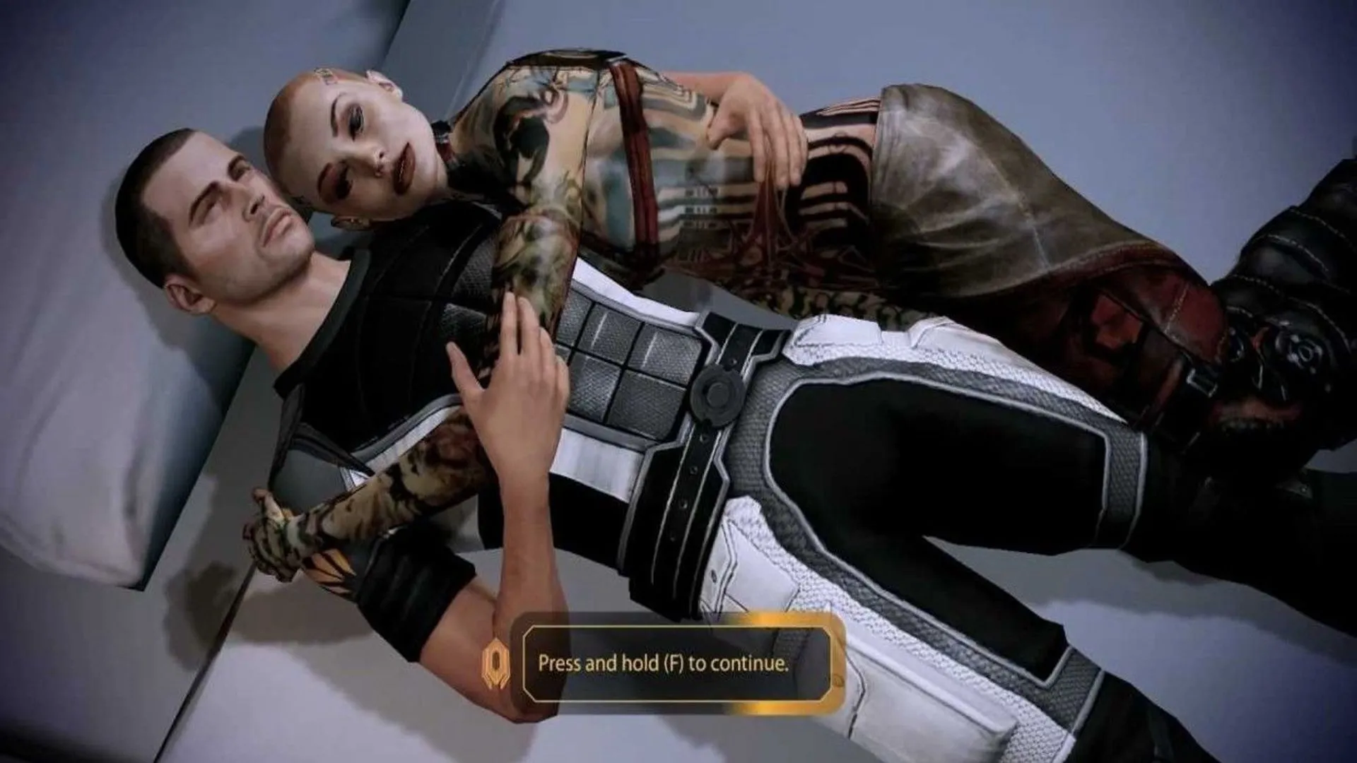 Male Shepard và Jack ôm nhau tình cảm trong Mass Effect 2, thể hiện sự bộc lộ cảm xúc sâu kín của nhân vật khi có mối quan hệ lãng mạn.
