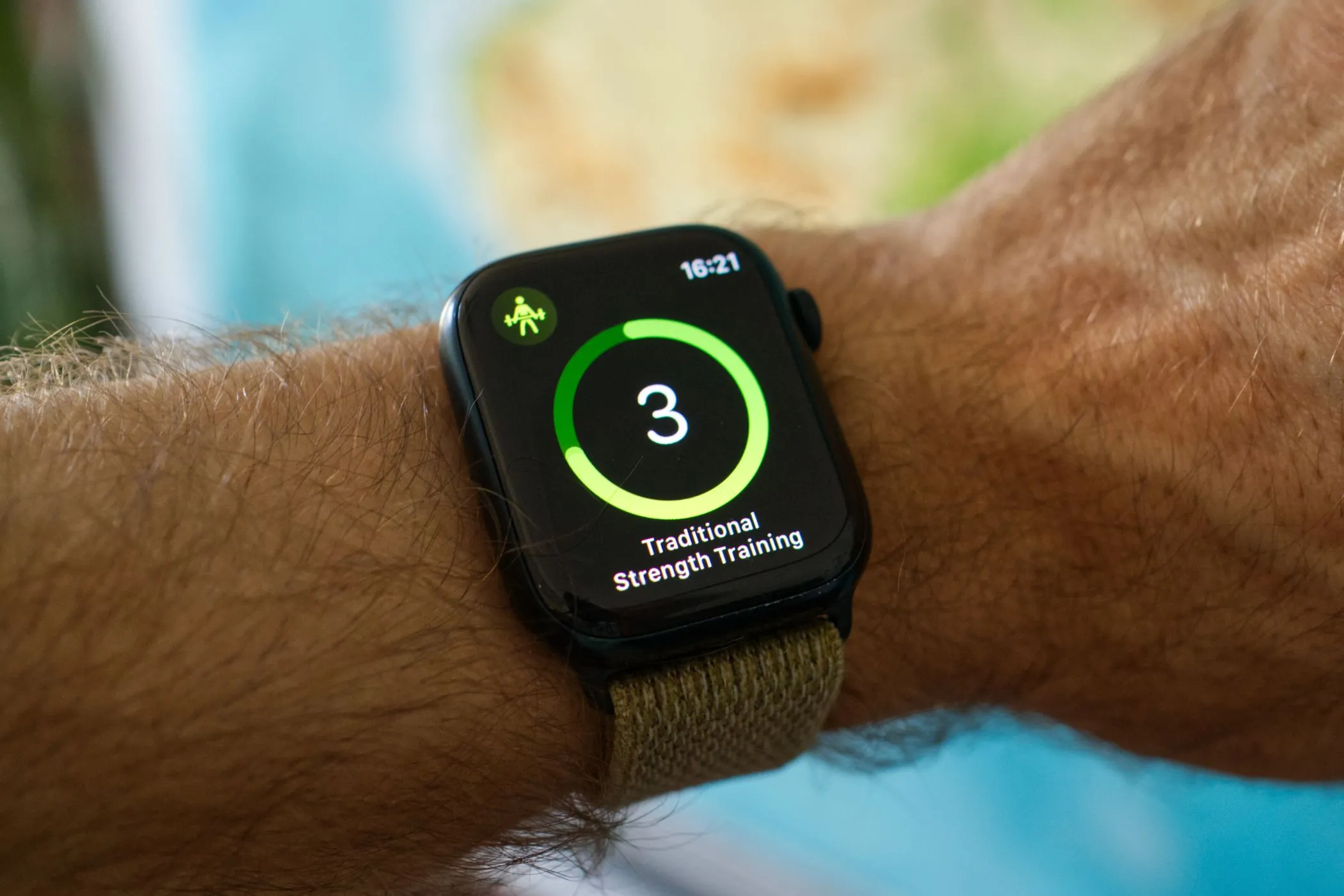 Màn hình Apple Watch Series 8 hiển thị tùy chọn bắt đầu một buổi tập luyện sức mạnh.