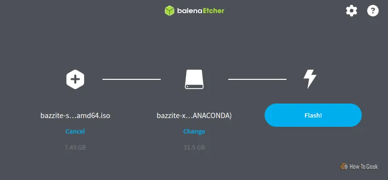 Màn hình Balena Etcher với file ISO Bazzite đã được tải và ổ USB được chọn để ghi ảnh, hiển thị tiến trình.