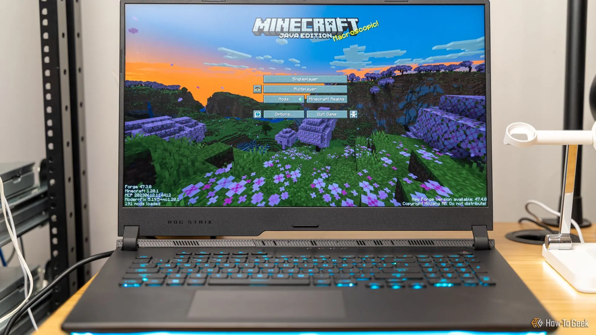 Màn hình chính Minecraft hiển thị trên máy tính xách tay, minh họa việc chơi game di động trên server.