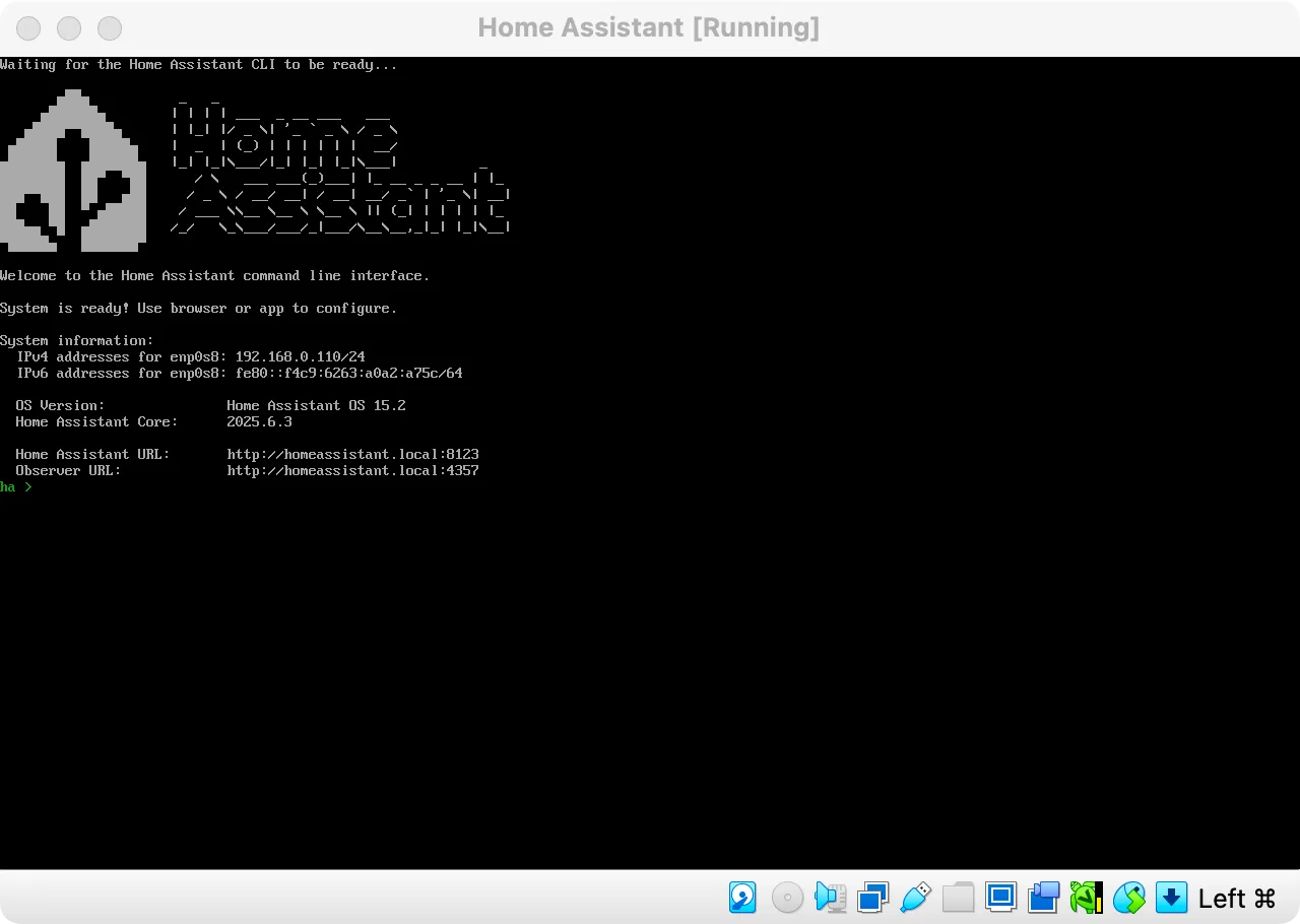 Màn hình console của máy ảo VirtualBox hiển thị Home Assistant đang khởi động và hiển thị URL truy cập cục bộ.
