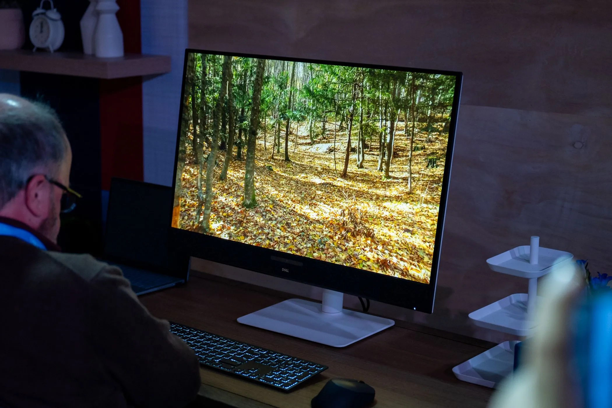 Màn hình Dell 32 Plus 4K QD-OLED hiển thị video, xu hướng công nghệ màn hình tương lai