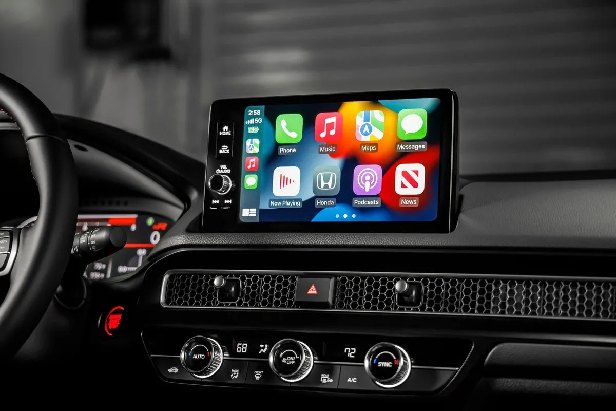 Màn hình giải trí tích hợp trong xe Honda Civic Type-R 2023 hiển thị giao diện Apple CarPlay với ứng dụng Apple Music, mang lại trải nghiệm âm nhạc an toàn khi lái xe