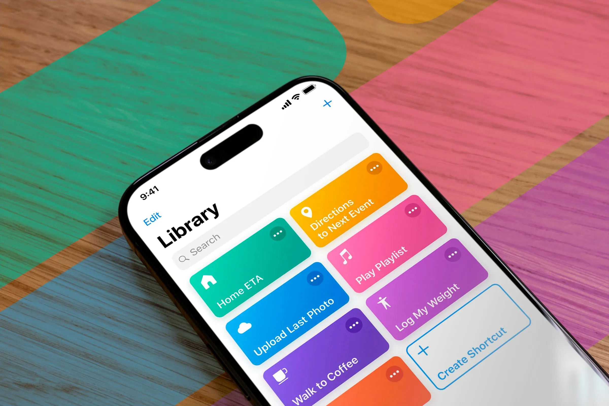 Màn hình iPhone hiển thị ứng dụng Phím tắt, minh họa việc tạo tự động hóa để chuyển hướng đến ghi chú chống doomscrolling.