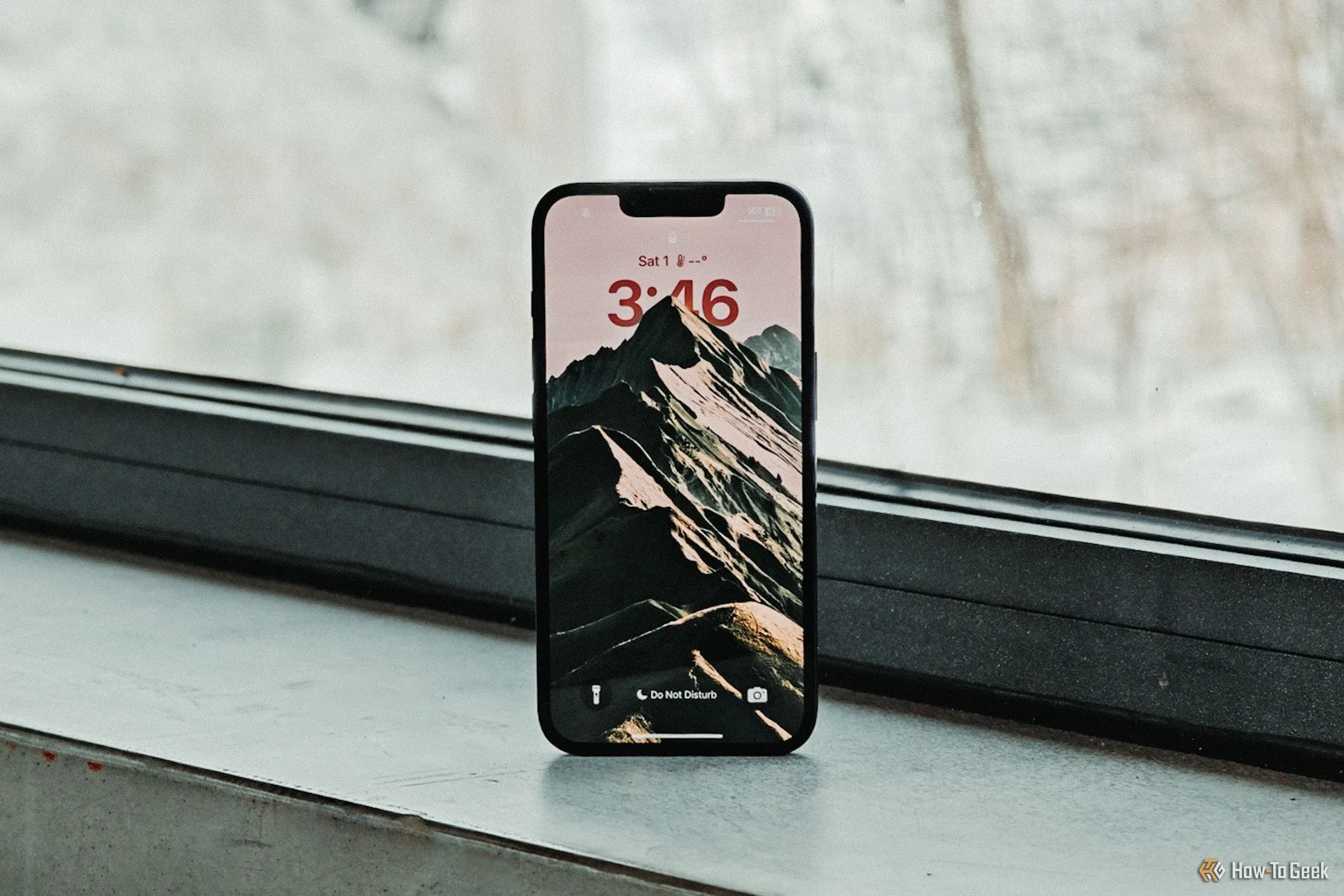 Màn hình khóa iPhone 16e trước cửa sổ