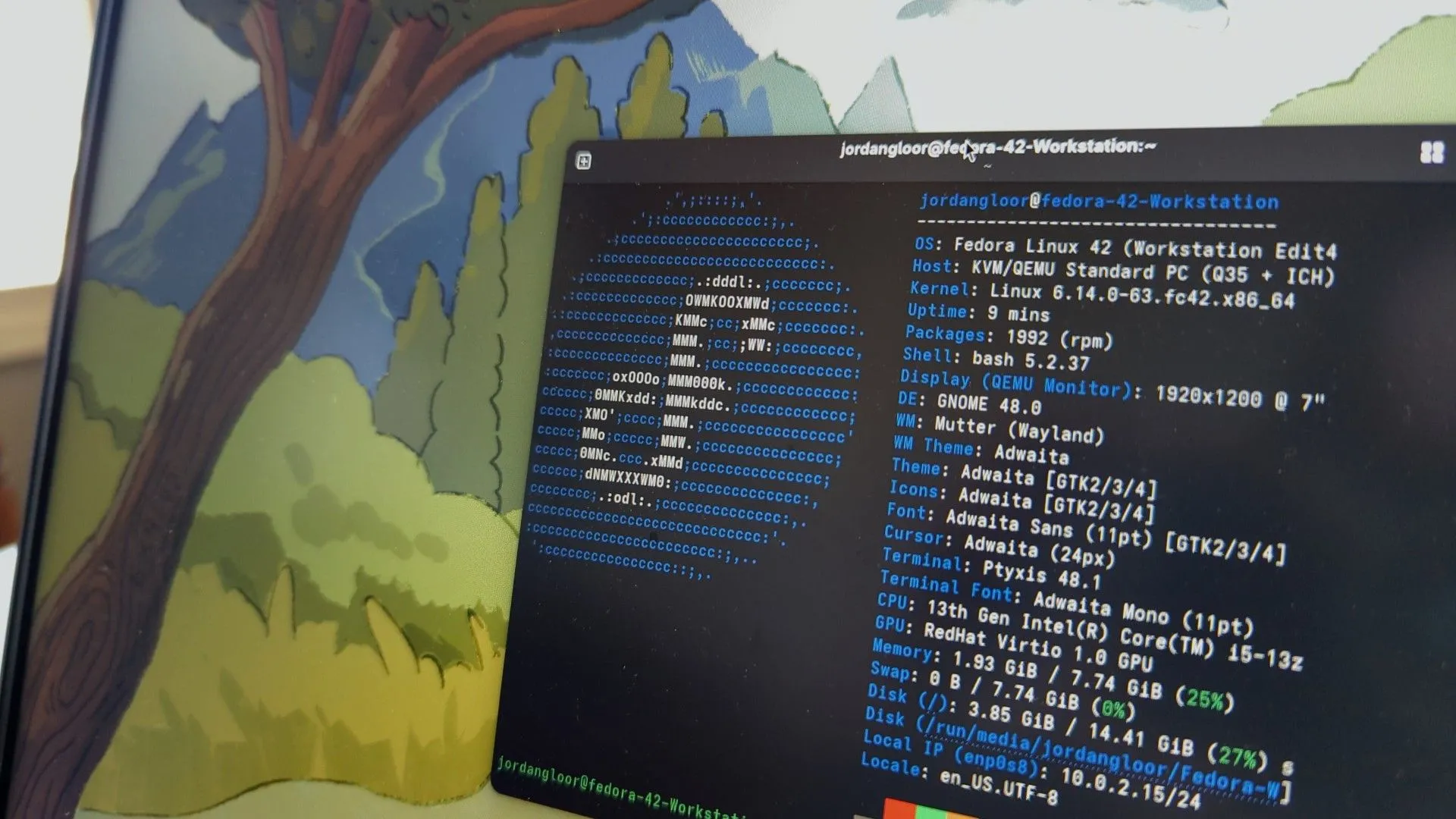 Màn hình laptop hiển thị hệ điều hành Fedora Linux 42 với cửa sổ terminal đang mở