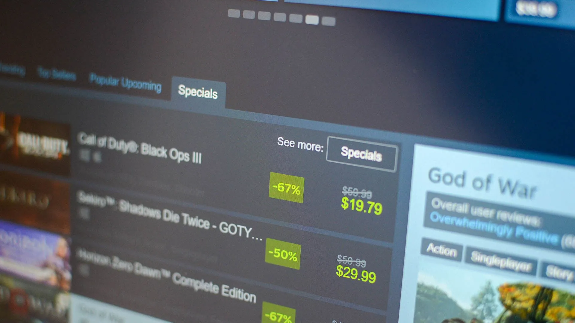 Màn hình máy tính hiển thị các đợt giảm giá game trên Steam.