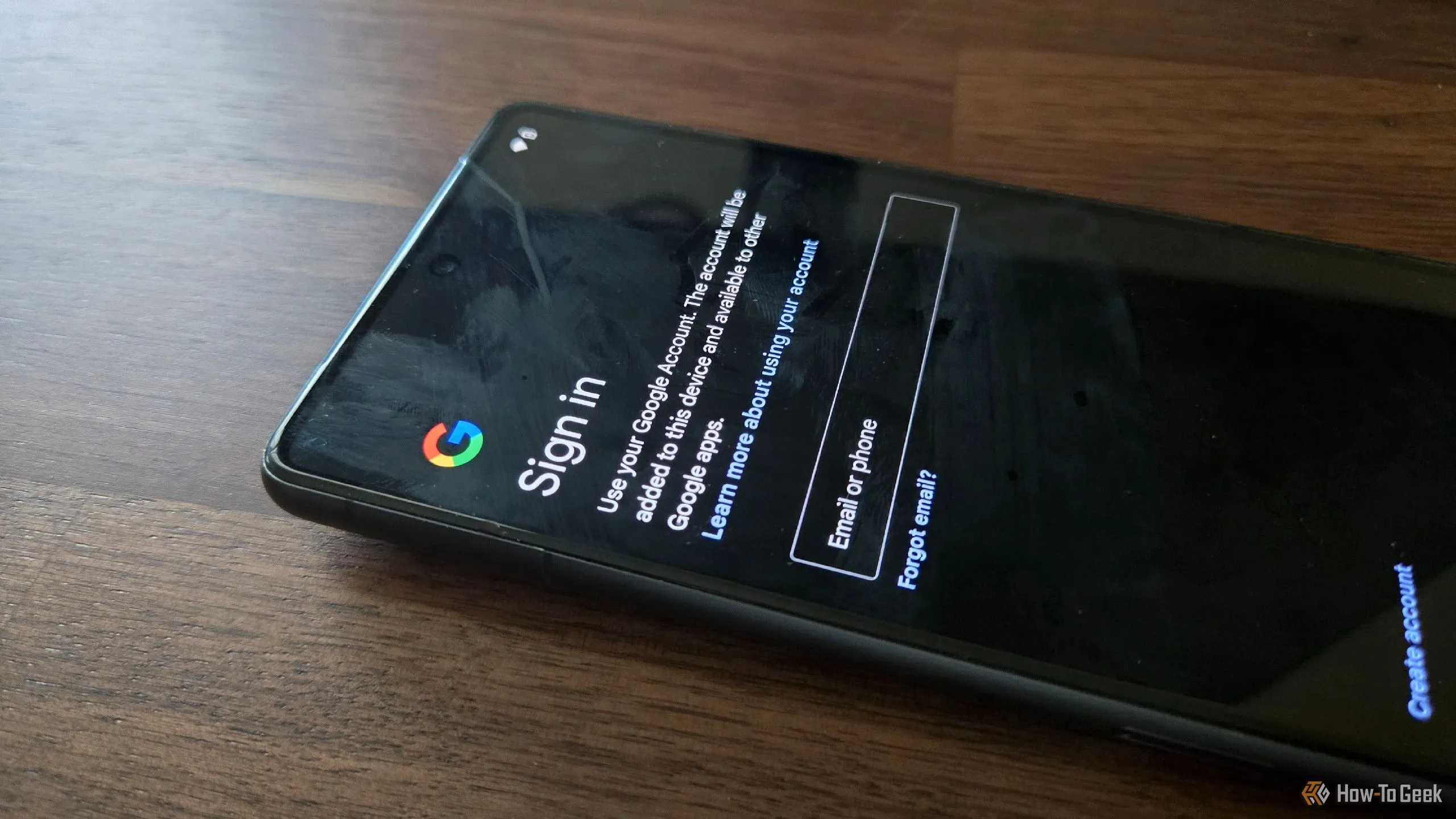Màn hình nhắc nhở đăng nhập tài khoản Google trên Pixel 7, biểu thị mục tiêu của Google trong việc kết nối mọi hoạt động người dùng với các dịch vụ trực tuyến để thu thập dữ liệu.
