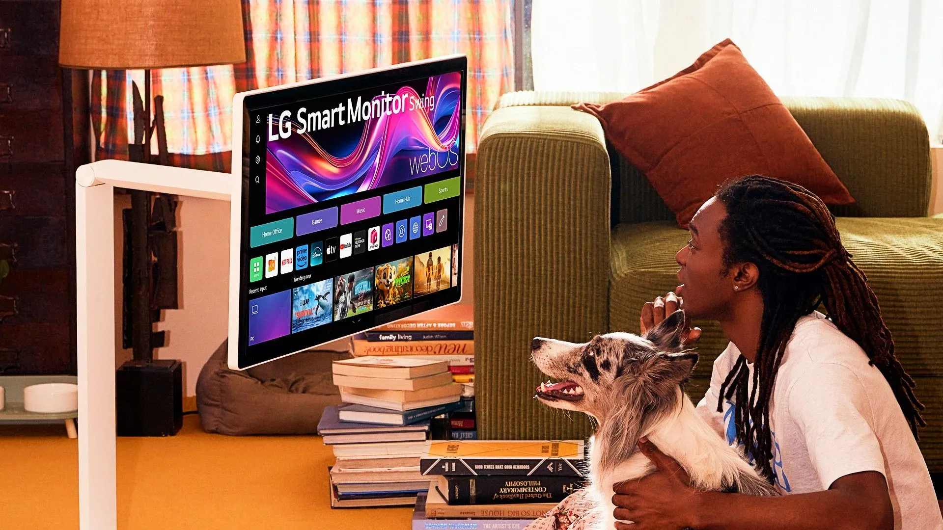 Màn hình thông minh LG Smart Monitor Swing với thiết kế chân đế linh hoạt, người dùng đang sử dụng trên sàn nhà