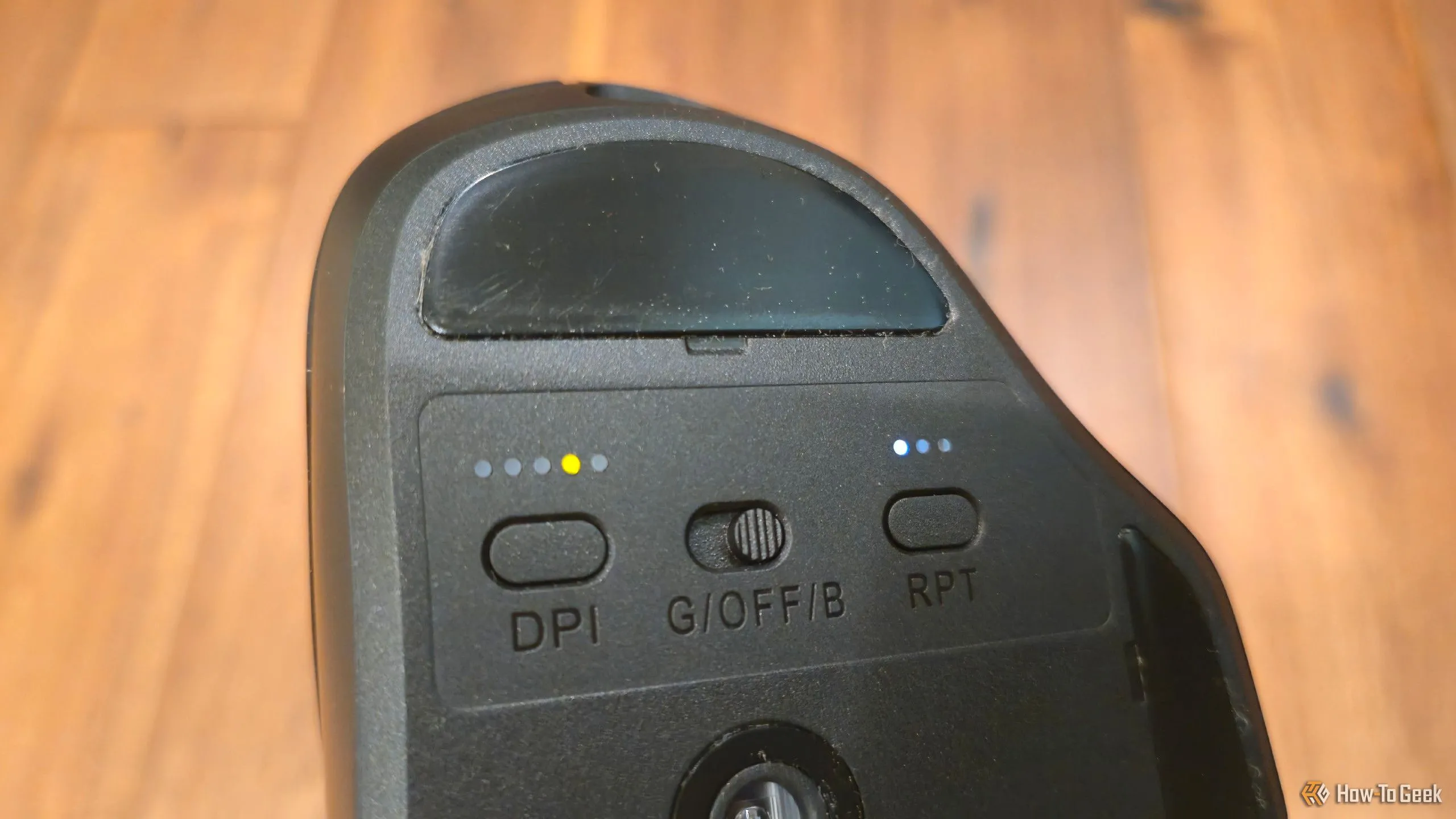 Mặt dưới của chuột Keychron M7 với các mouse skates màu trắng nổi bật, cho thấy thiết kế tối ưu hóa độ trượt.