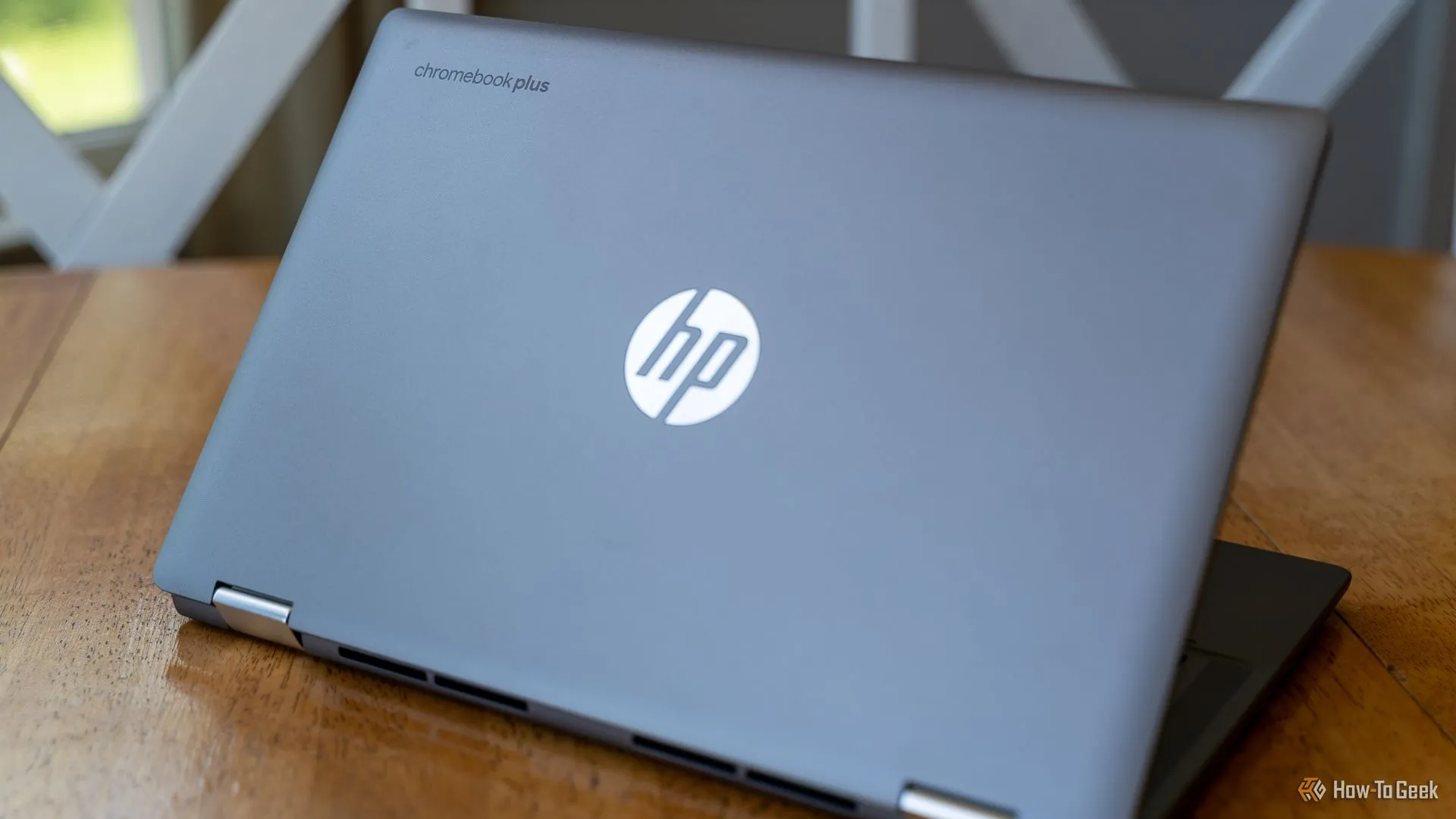 Mặt lưng của chiếc laptop HP Chromebook Plus x360 14b