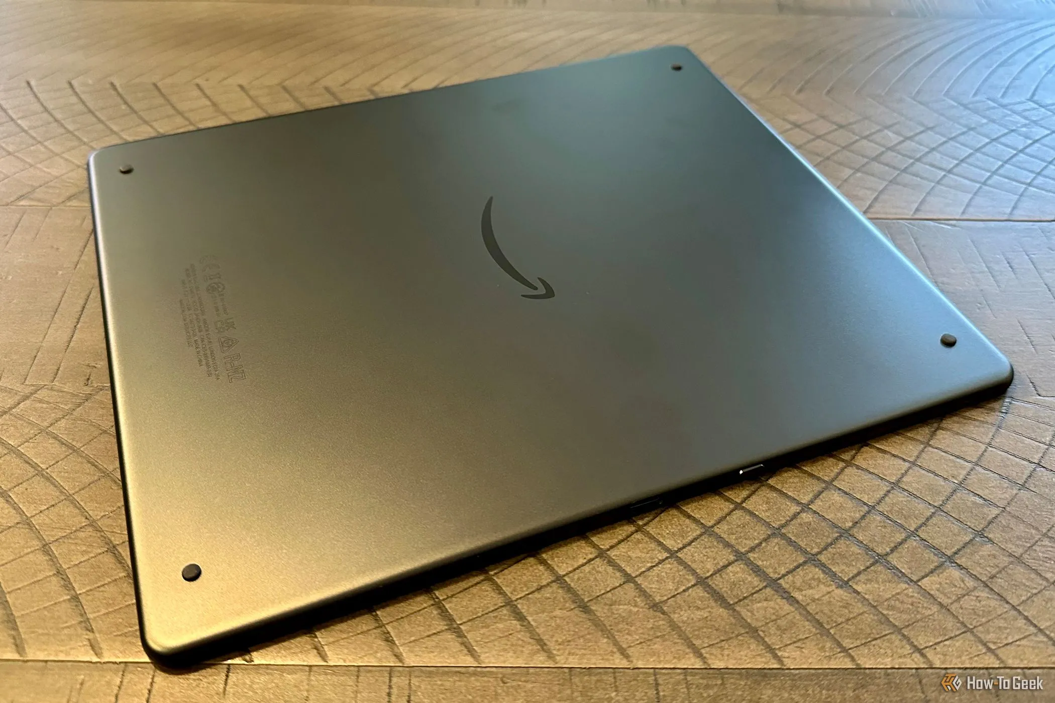 Mặt lưng của máy đọc sách Kindle Scribe với nút nguồn