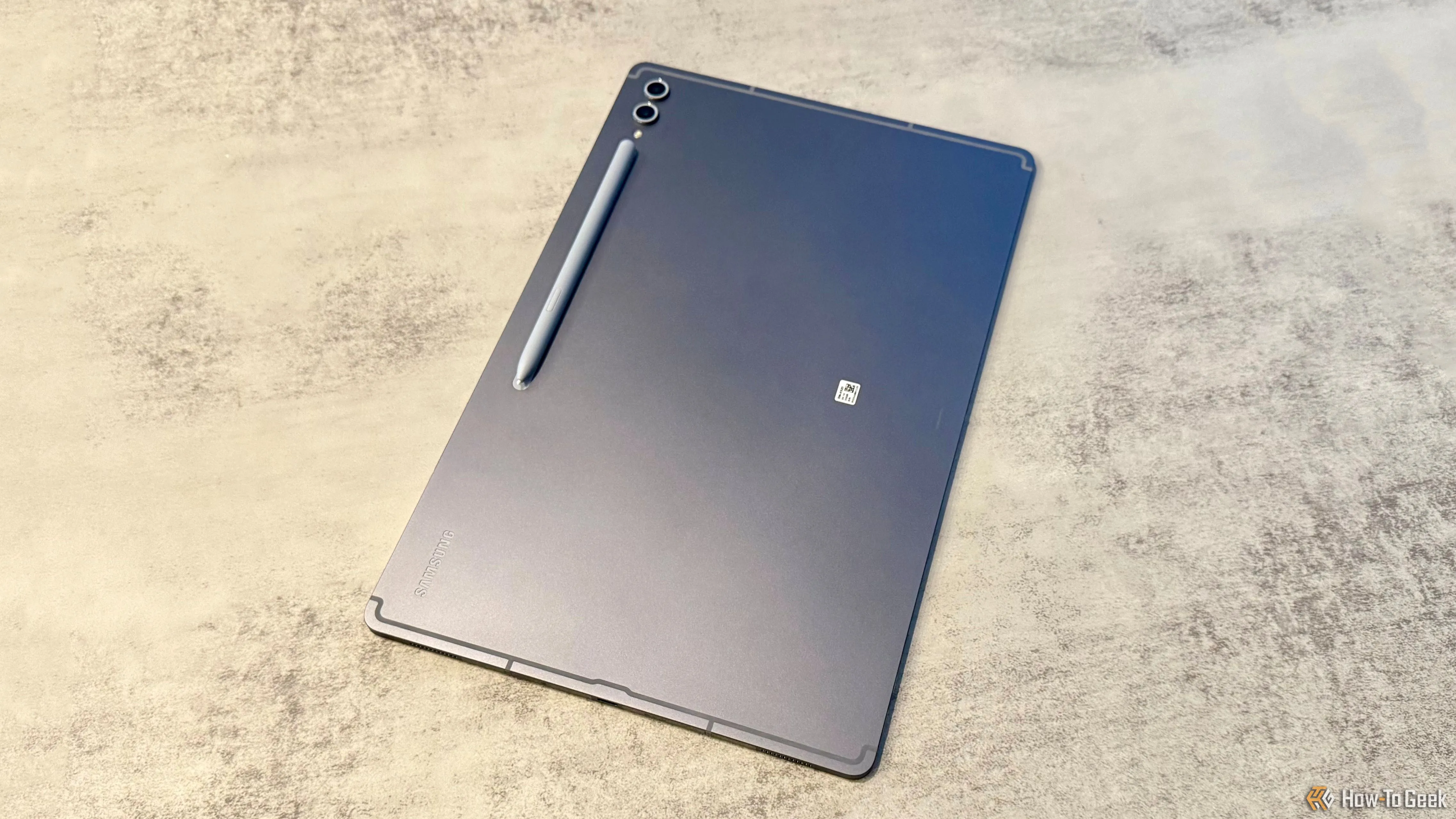 Mặt lưng của Samsung Galaxy Tab S10 Ultra với bút S Pen được gắn từ tính, cho thấy thiết kế camera và vị trí sạc bút.