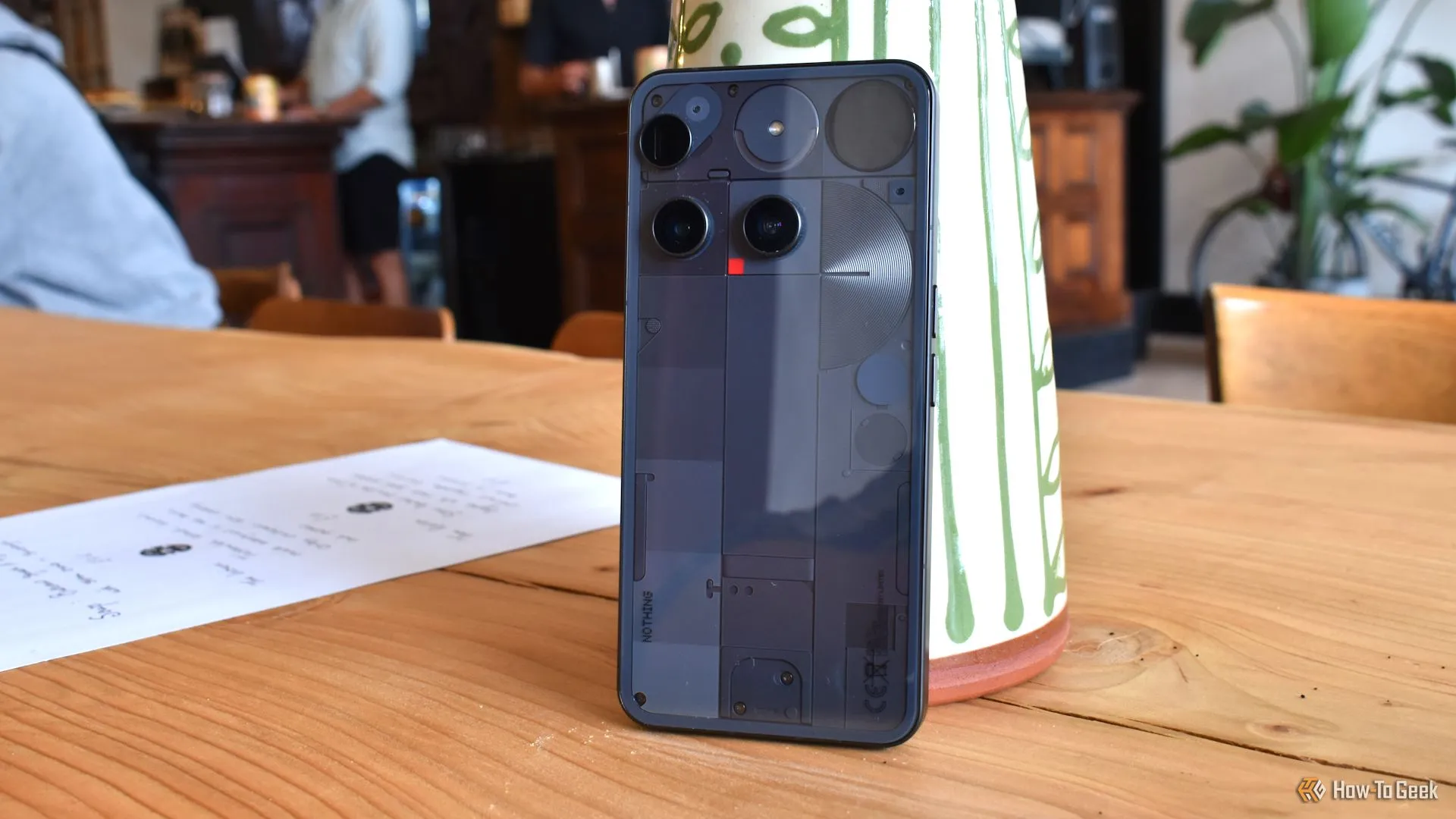 Mặt lưng điện thoại Nothing Phone 3 với thiết kế trong suốt và giao diện Glyph Interface phát sáng độc đáo.