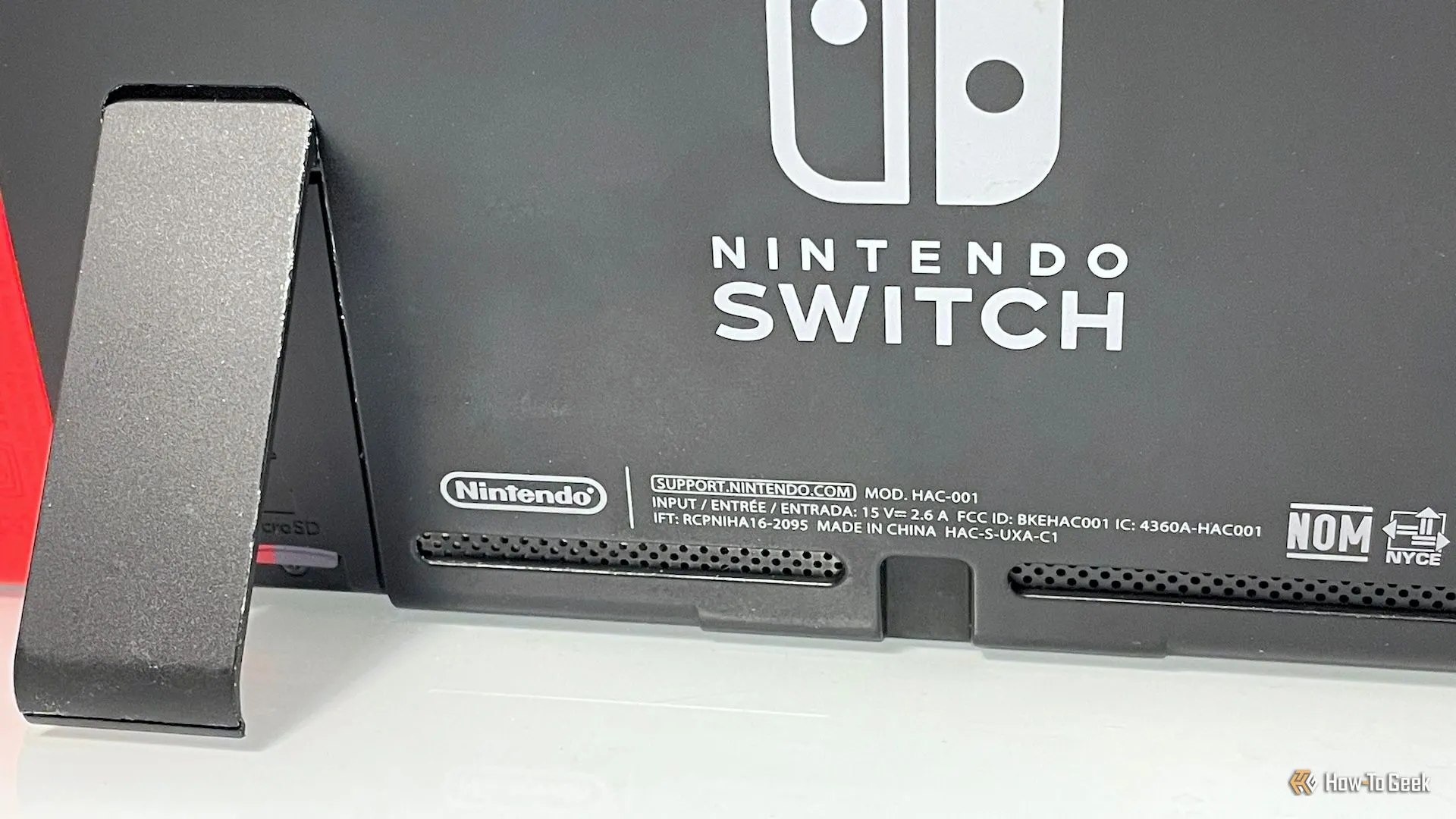 Mặt lưng máy Switch được dựng chân đế giúp giữ thông thoáng các khe hút khí