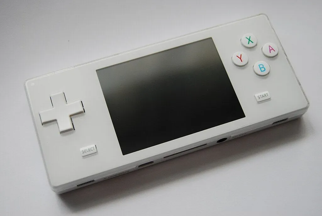 Máy chơi game cầm tay Dingoo A320 màu trắng, nổi bật với khả năng giả lập và cổng TV-out
