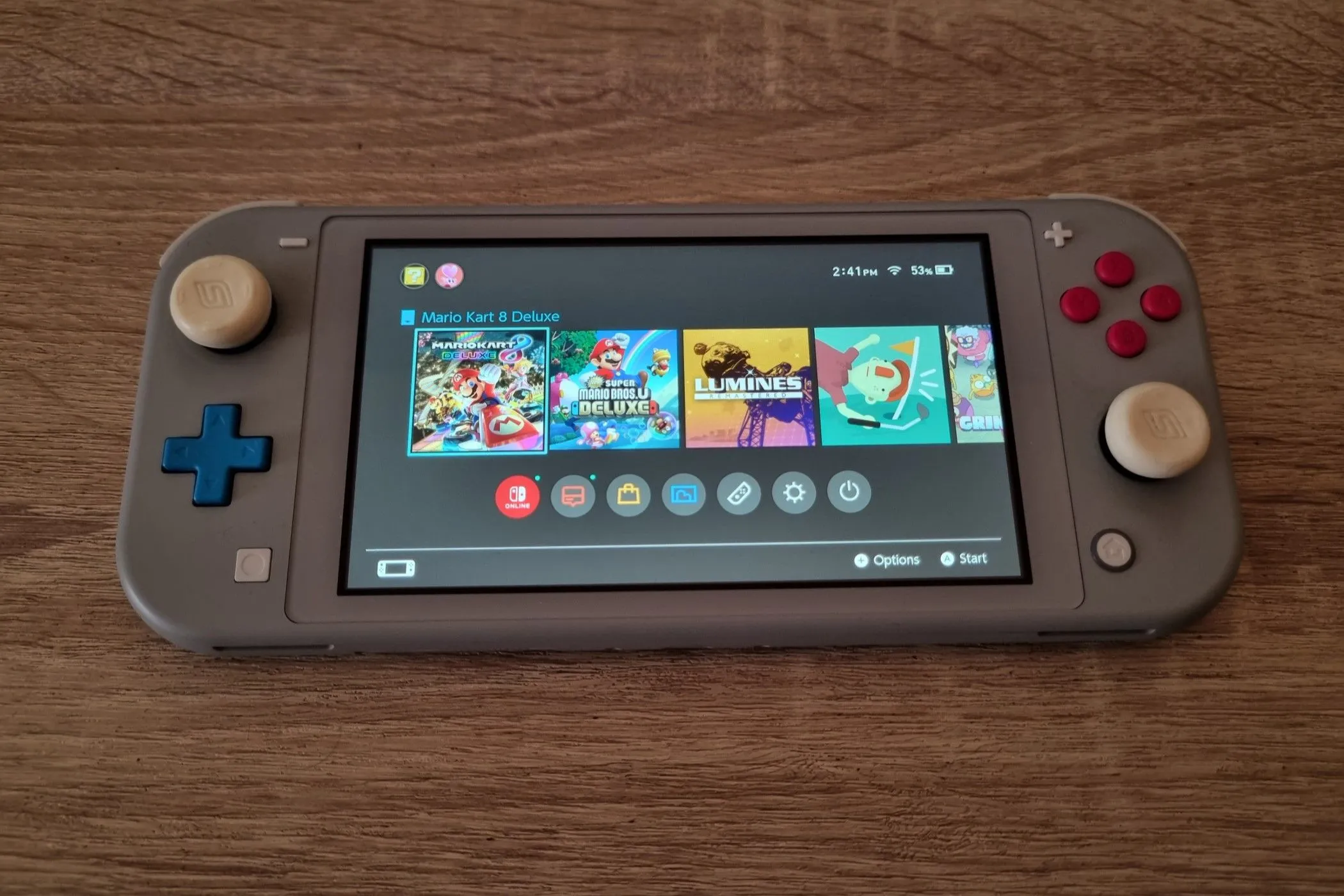 Máy chơi game cầm tay Nintendo Switch Lite màu vàng trên nền đen, giải pháp giải trí hiệu quả khi không có điện