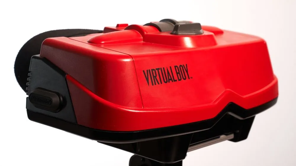 Máy chơi game thực tế ảo Nintendo Virtual Boy màu đỏ đen, đại diện cho nỗ lực tiên phong nhưng thất bại trong VR multiplayer.