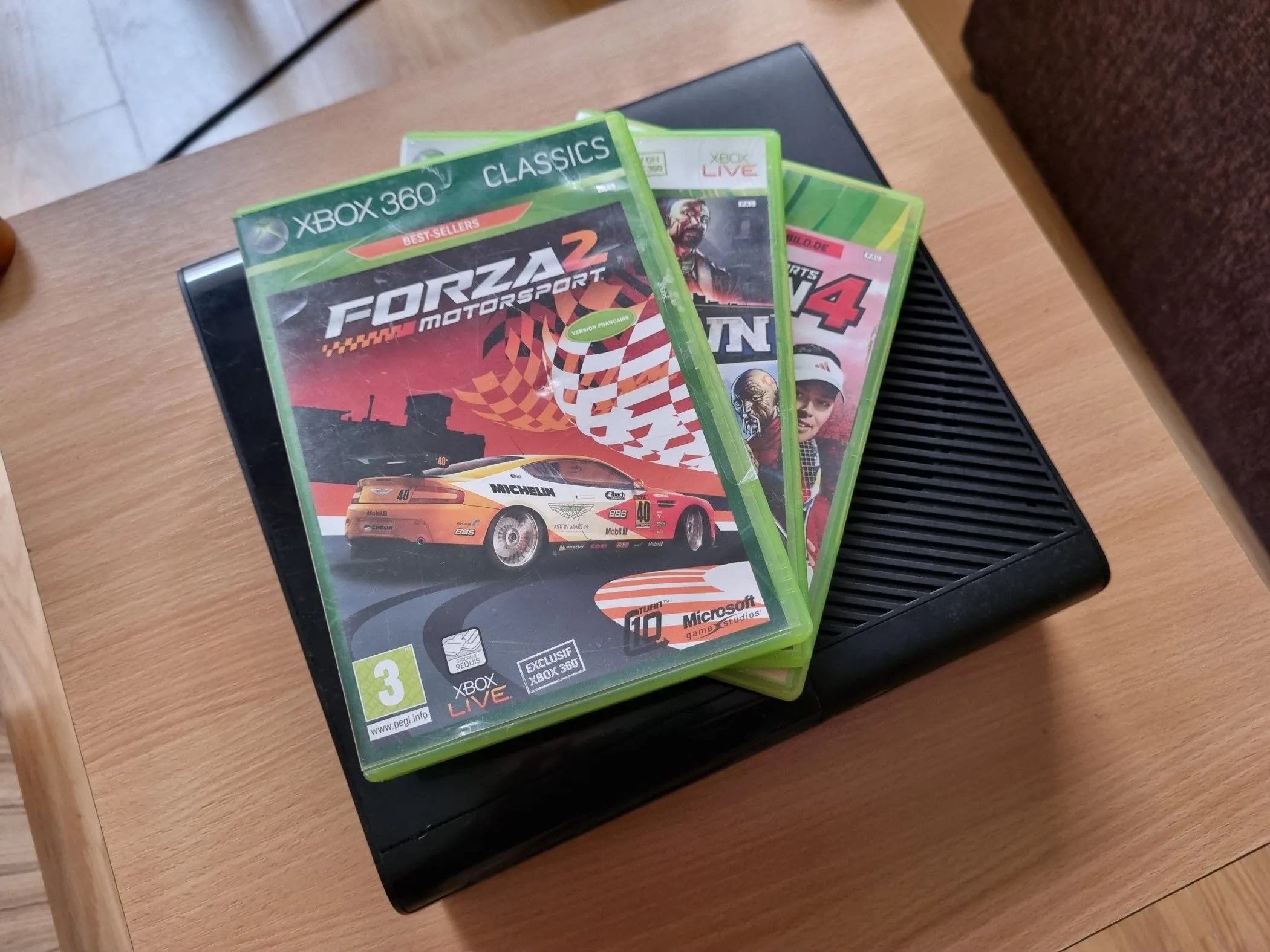 Máy console Xbox cùng các hộp đĩa game