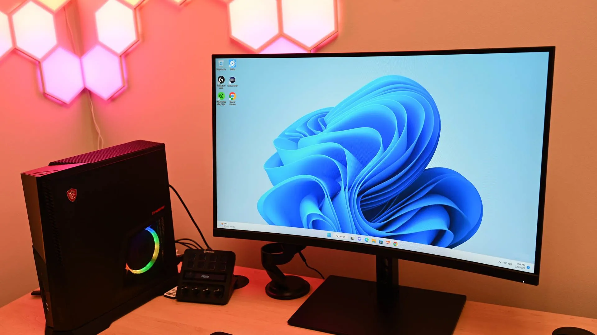 Máy tính chạy Windows 11 với hệ thống đèn RGB nổi bật, minh họa cho chi phí bản quyền Windows.
