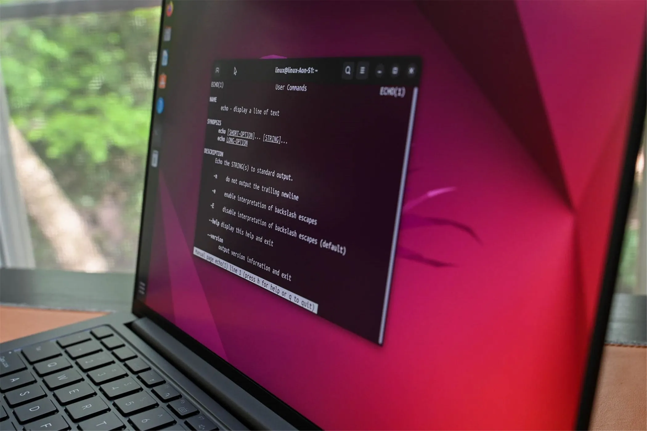 Máy tính xách tay chạy Ubuntu với màn hình terminal hiển thị hướng dẫn sử dụng lệnh
