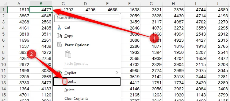 Menu ngữ cảnh của ô B2 trong Excel đã được mở rộng và tùy chọn &quot;Insert&quot; (Chèn) đang được chọn, bắt đầu quá trình thêm cột mới.