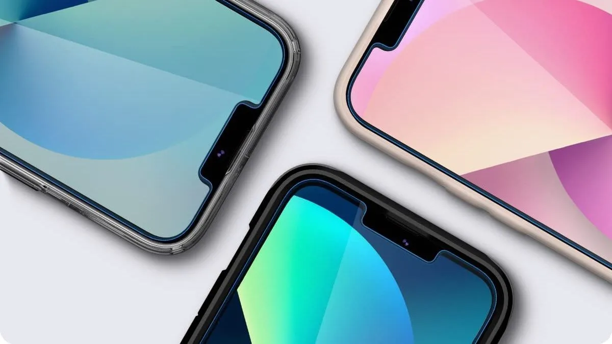 Miếng dán bảo vệ màn hình Spigen trên iPhone 14 giúp chống trầy xước