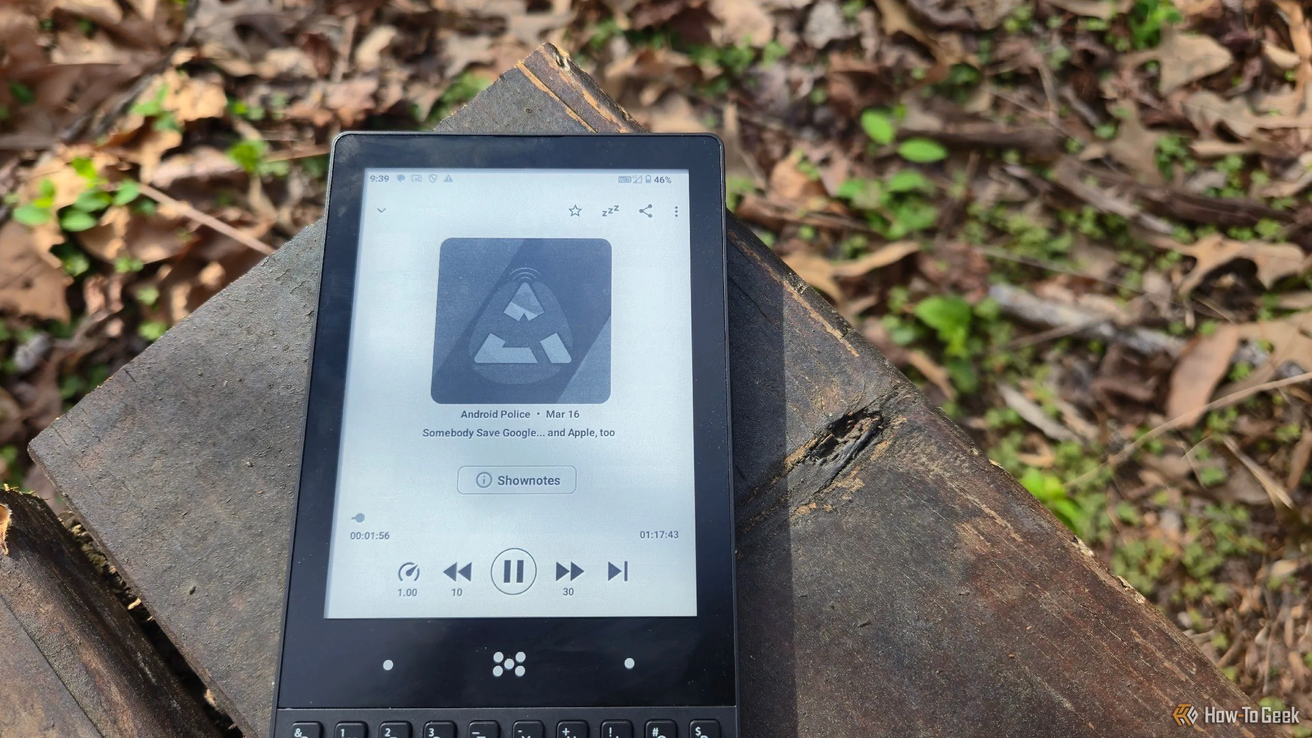 Minimal Phone đang phát một podcast, thể hiện khả năng đa nhiệm của chiếc điện thoại E-Paper này.