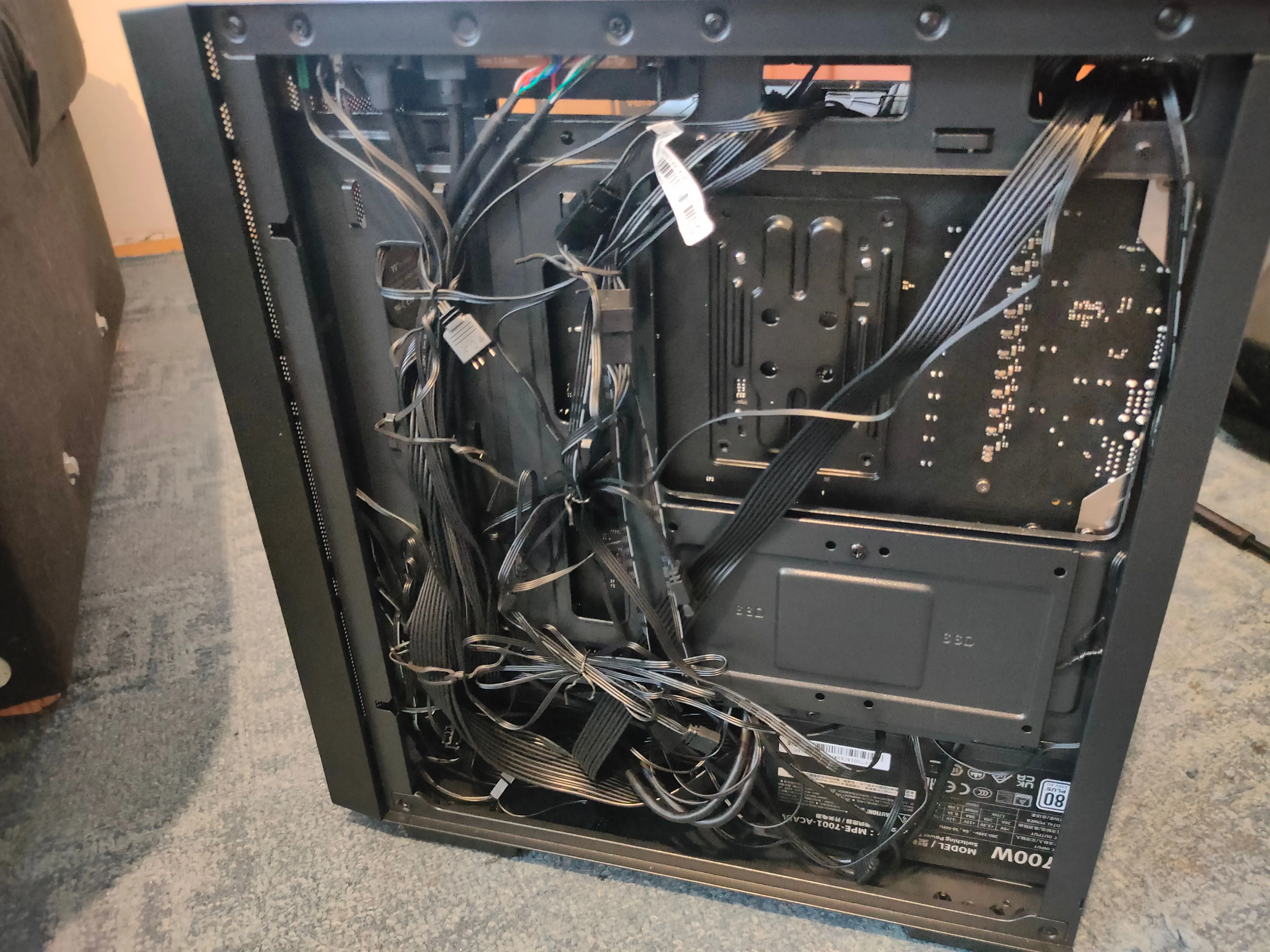 Mớ dây cáp được cố gắng giấu gọn gàng phía sau vỏ case máy tính.