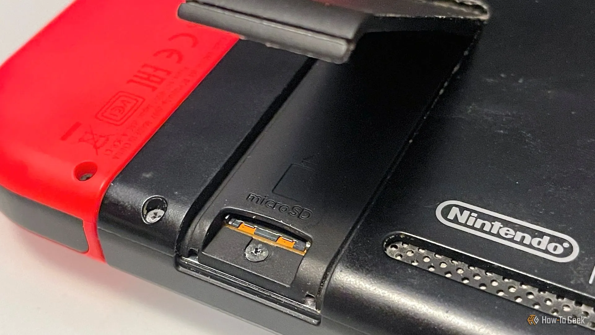 Mở nắp khe thẻ nhớ microSD phía sau máy Switch