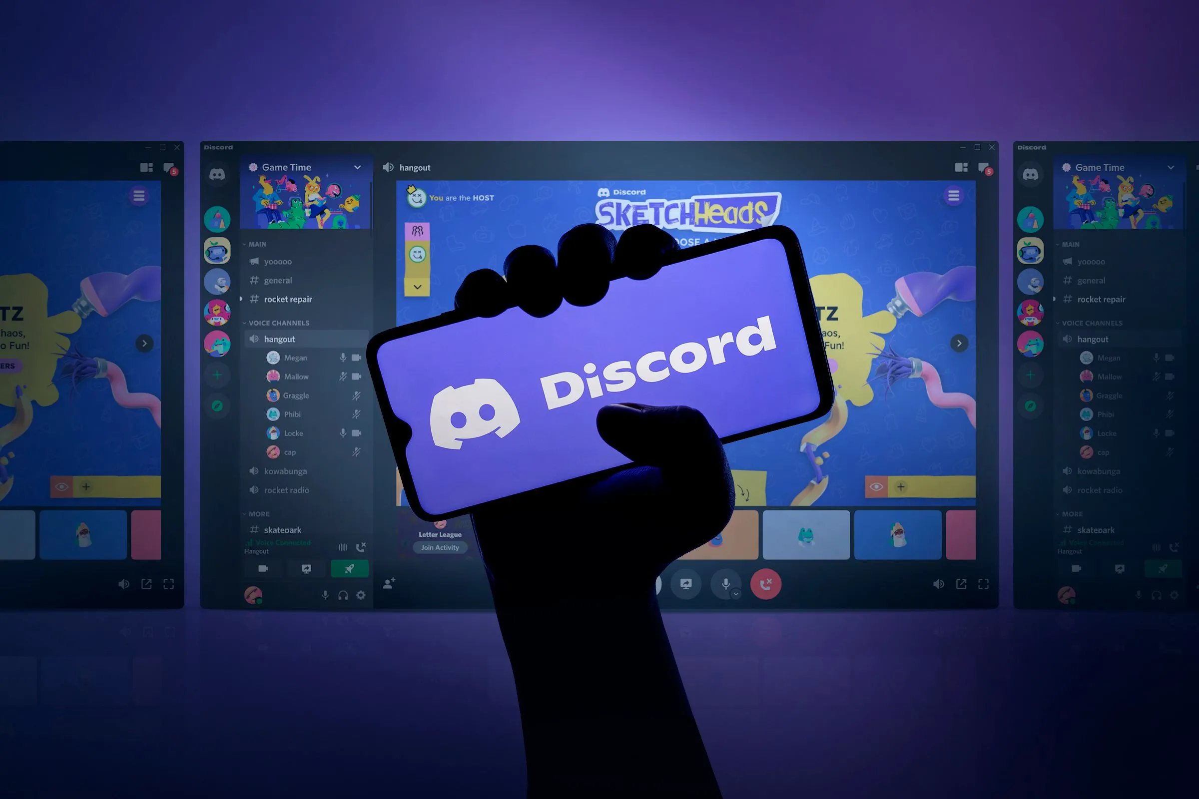 Một bàn tay đang cầm điện thoại hiển thị logo Discord, thể hiện mong muốn tích hợp ứng dụng bên thứ ba chính thức trên Steam Deck 2