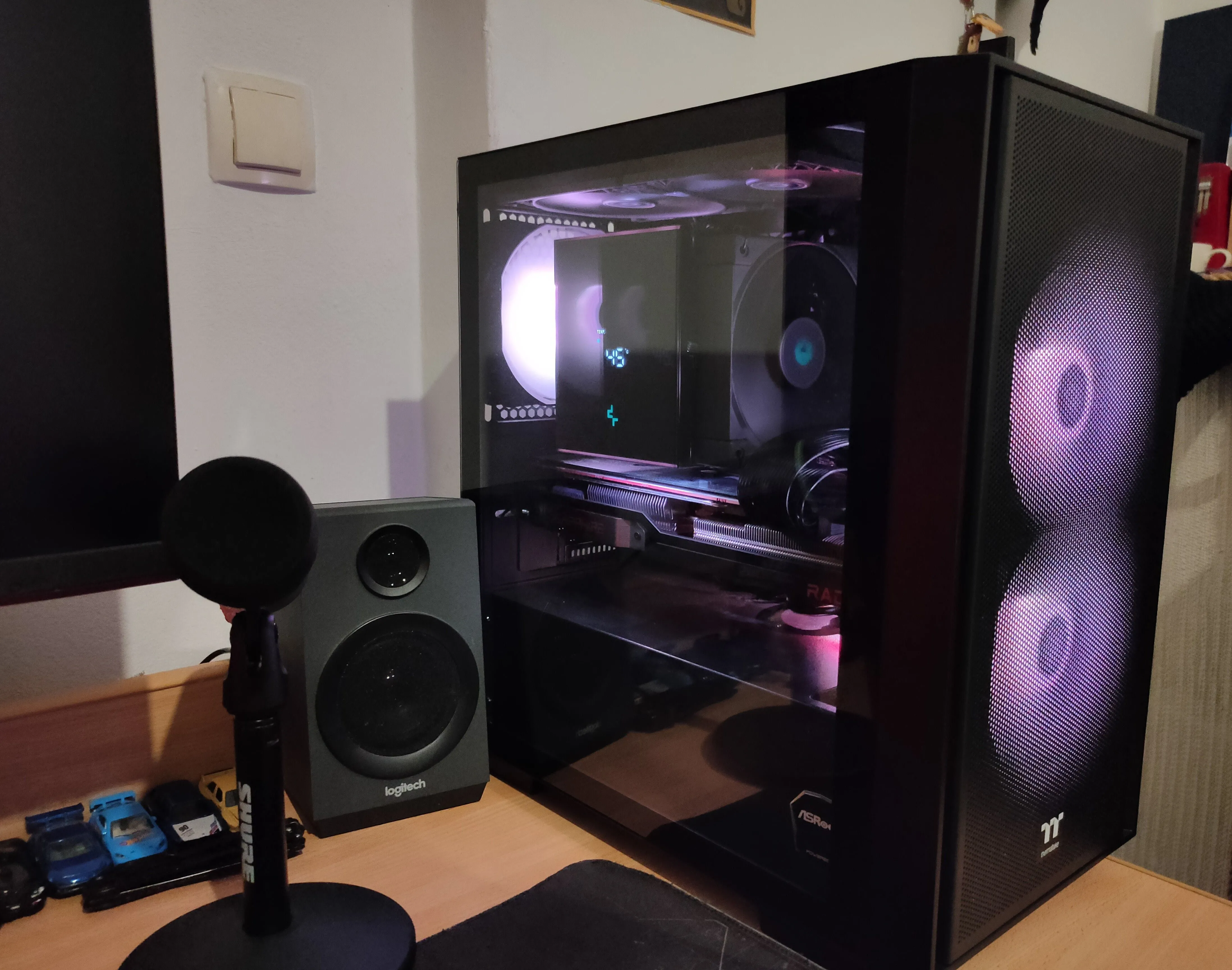 Một bộ PC gaming đặt trên bàn, được đi dây gọn gàng sau nhiều nỗ lực.