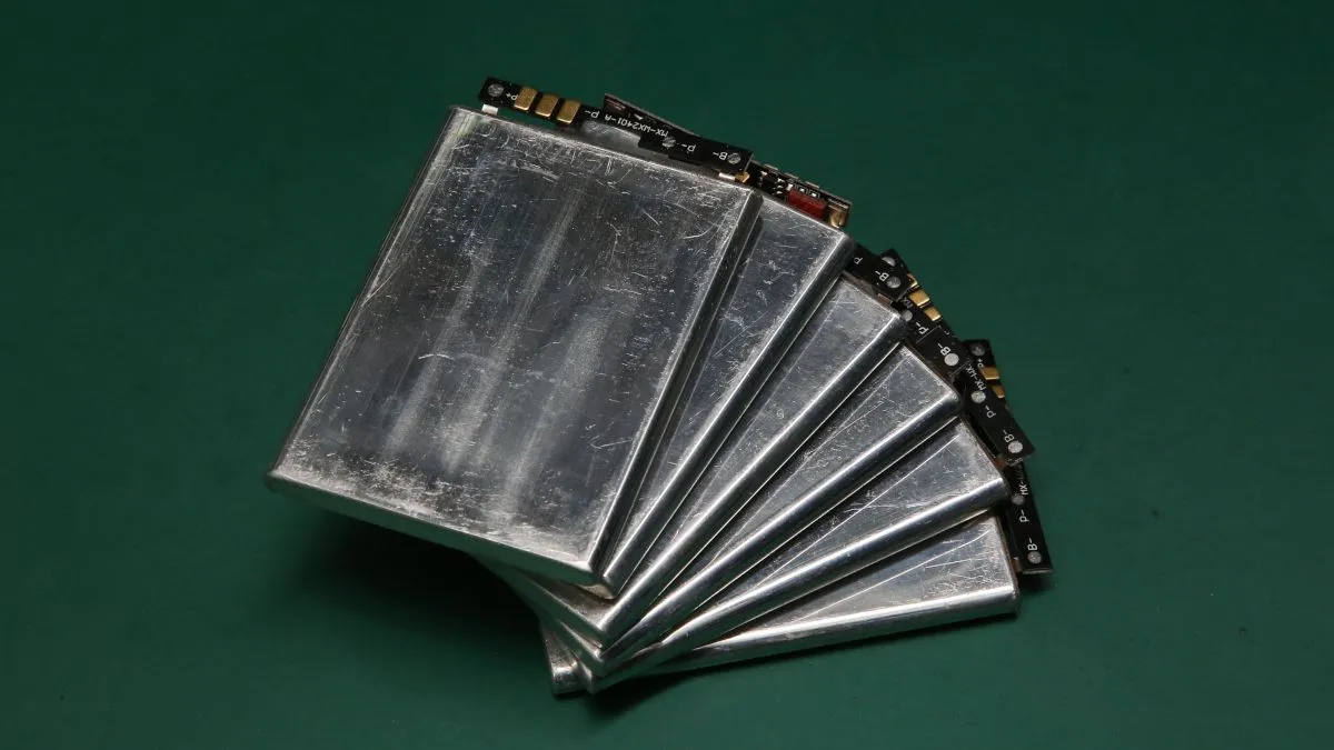 Một bộ pin lithium-ion được sắp xếp, minh họa tầm quan trọng của việc xử lý pin cũ riêng biệt để bảo vệ môi trường.