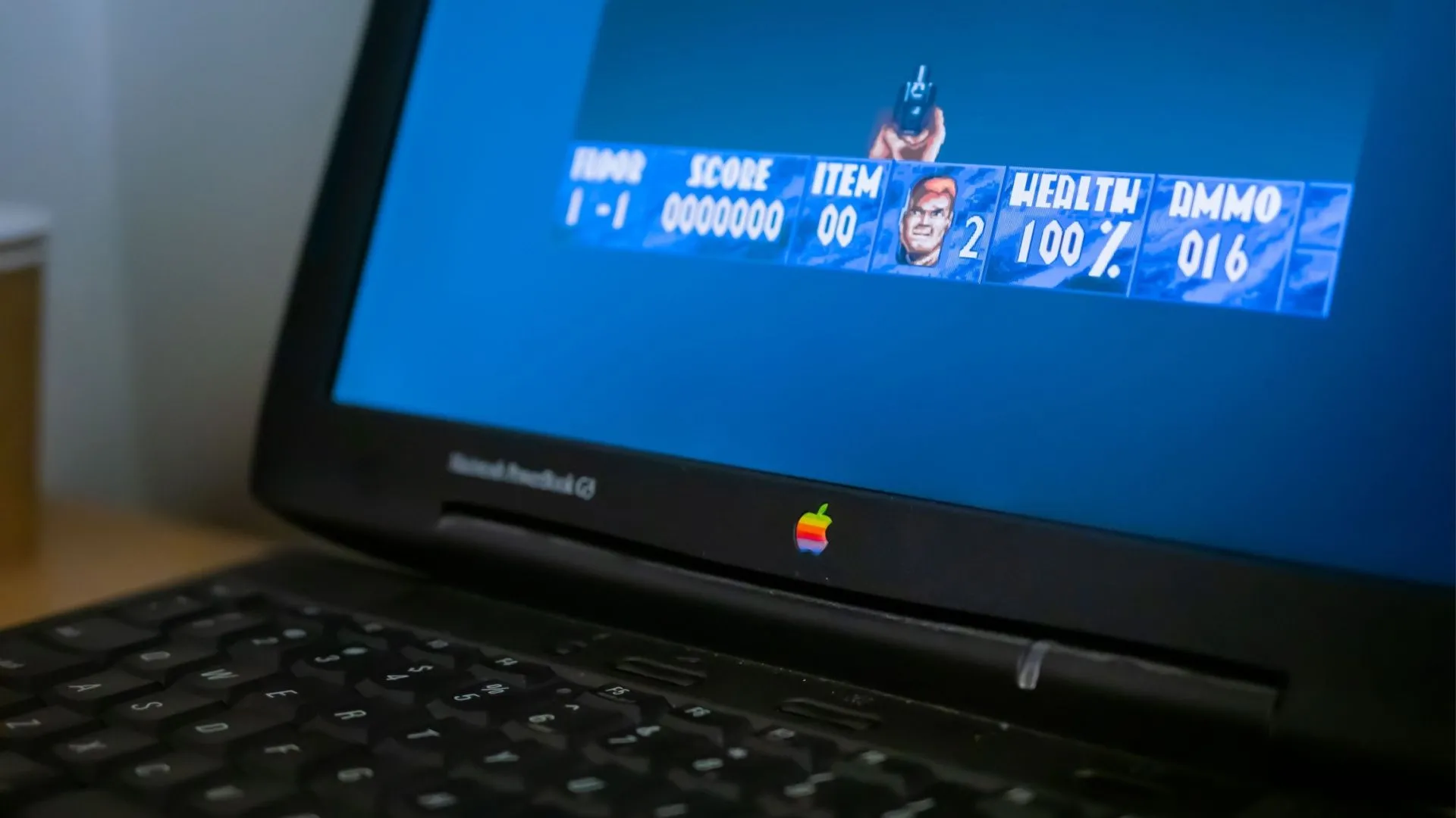 Một bộ sưu tập máy tính xách tay Apple đời cũ cùng các trò chơi retro tại bảo tàng công nghệ, minh họa lịch sử phát triển gaming trên Mac