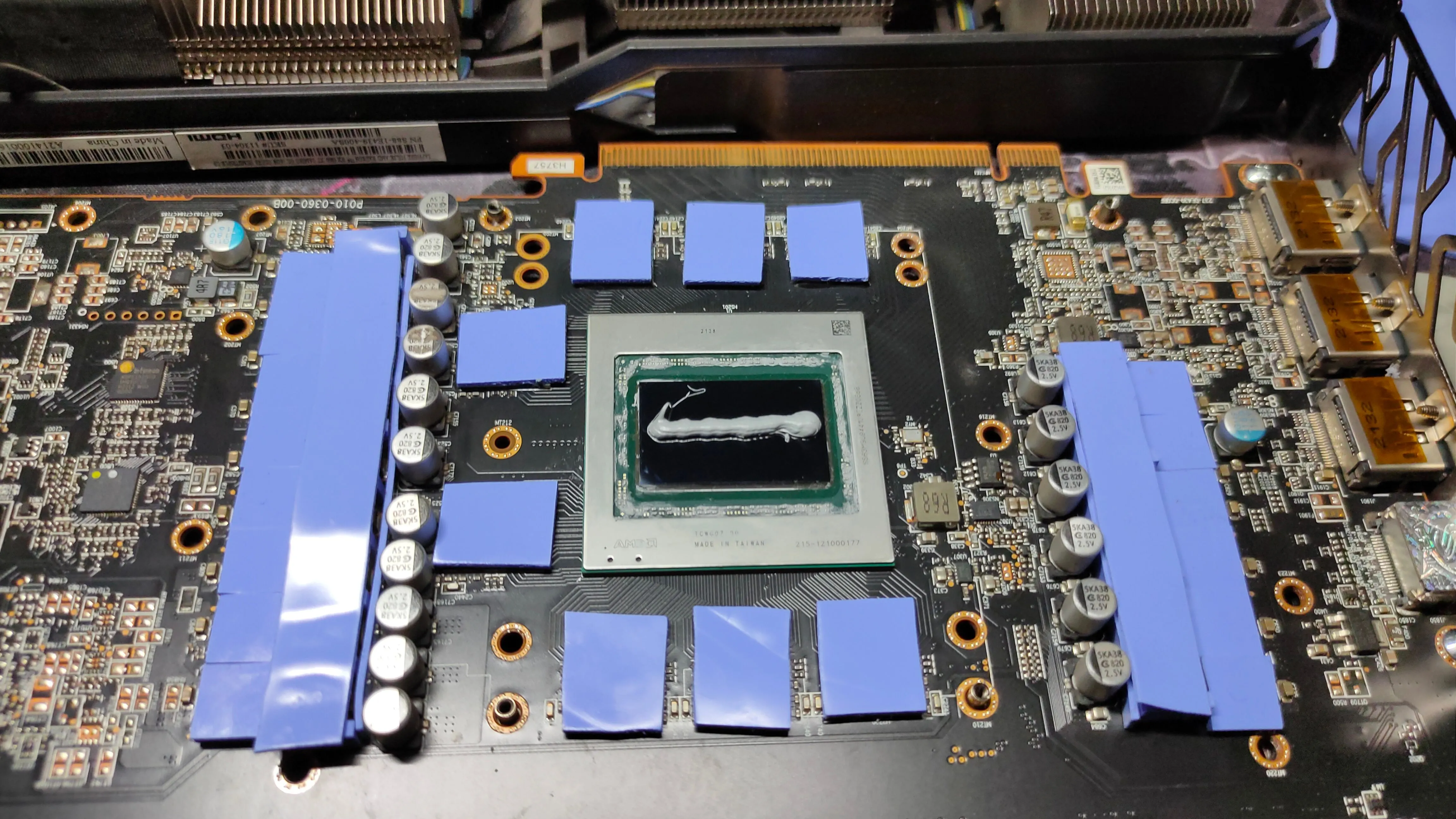 Một card đồ họa AMD RX 6800 XT trần truồng với keo tản nhiệt mới và miếng tản nhiệt được thay thế.