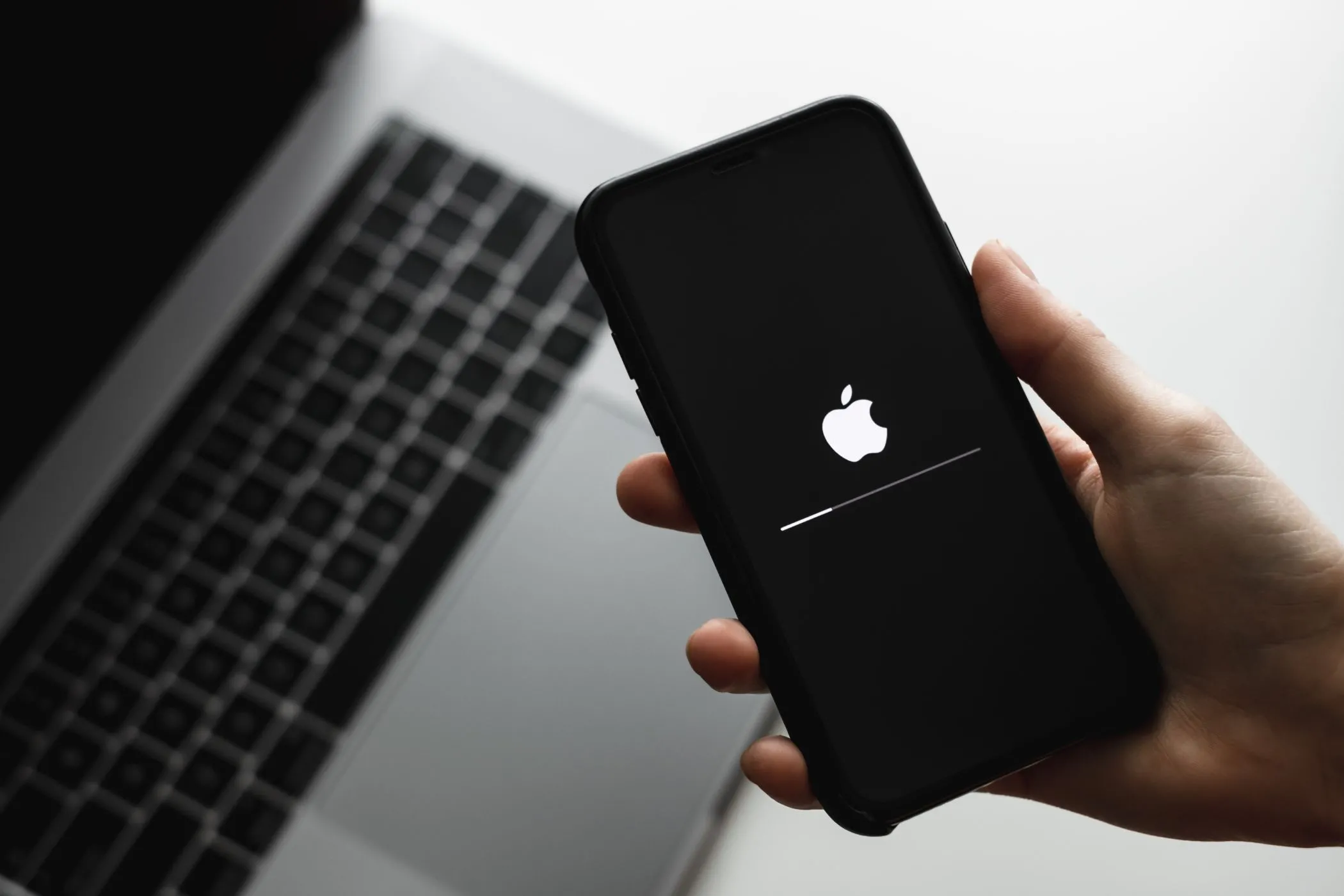 Một chiếc iPhone đang trong quá trình cập nhật phần mềm iOS