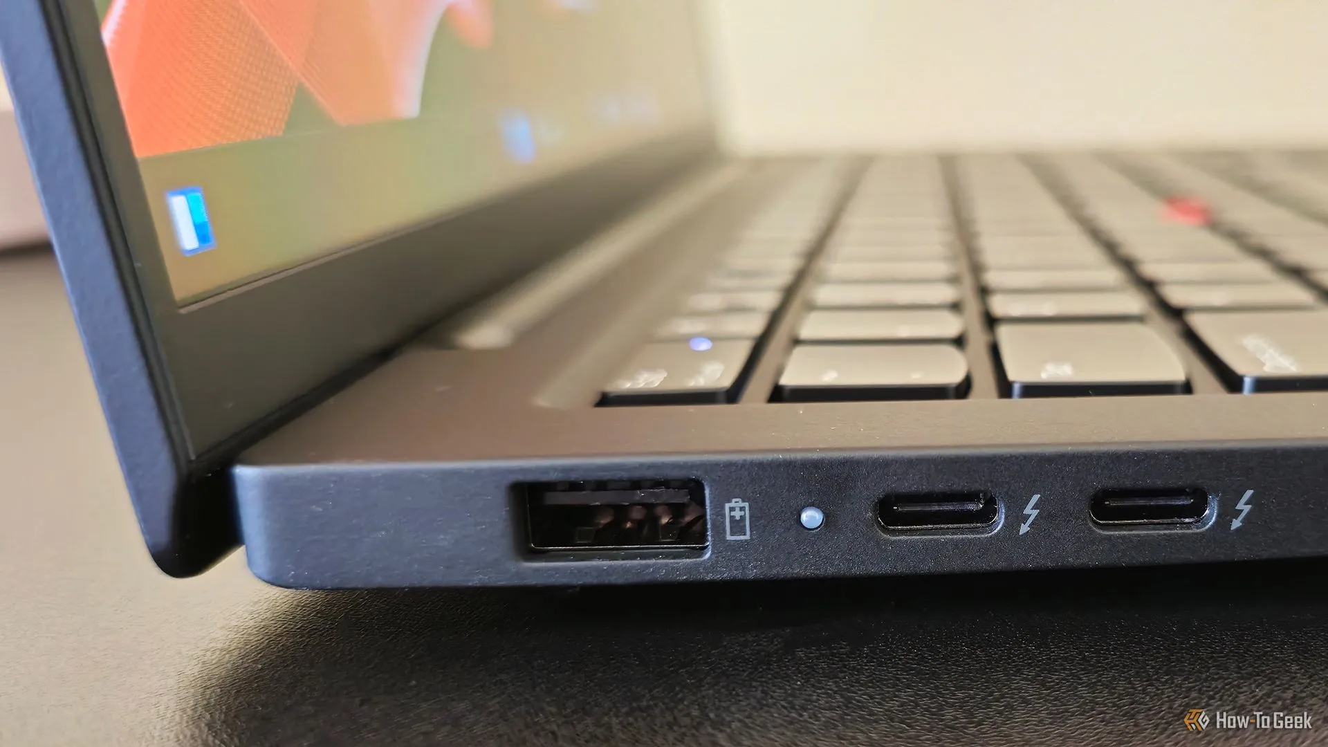 Một chiếc laptop được đặt nghiêng, hiển thị các cổng kết nối đa dạng ở cạnh bên trái, bao gồm USB-C, USB-A và HDMI.