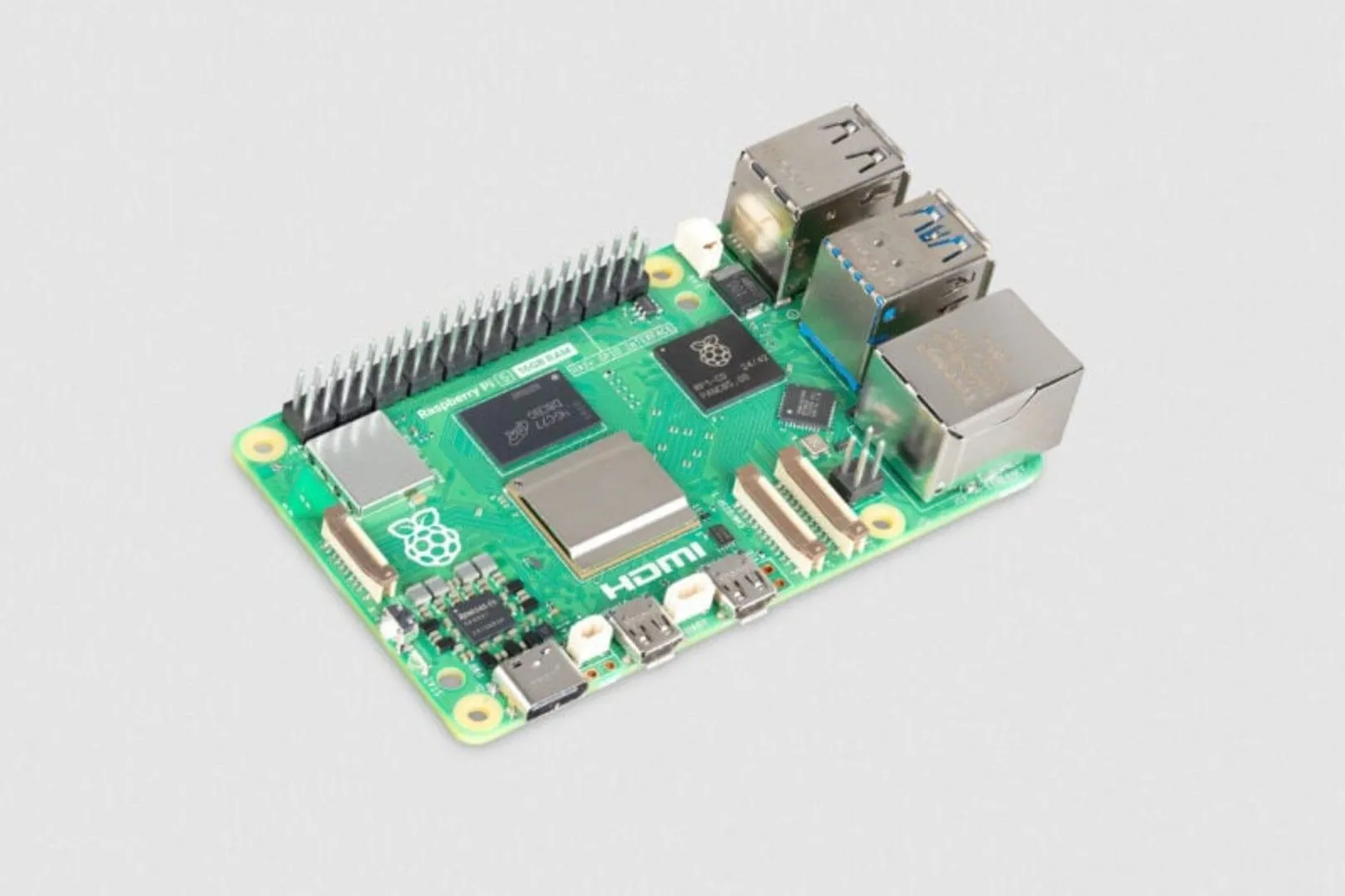 Một chiếc Raspberry Pi 5 B 16GB trên nền xám, thiết bị lý tưởng để chạy Home Assistant cục bộ