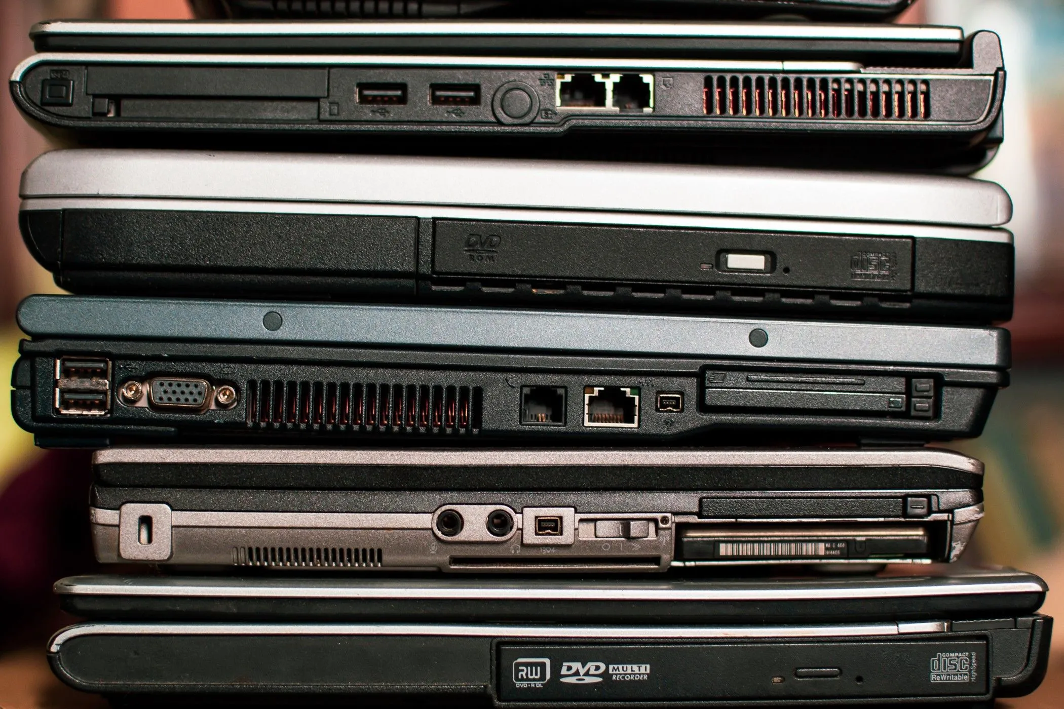 Một chồng laptop cũ đã qua sử dụng, phù hợp để tái chế làm headless server