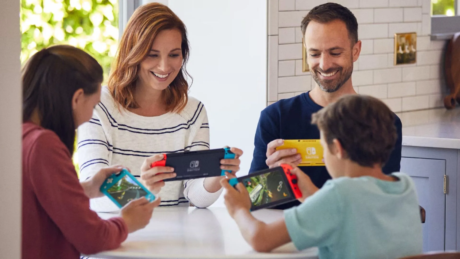 Một gia đình đang chơi Nintendo Switch cùng nhau, thể hiện sự hiện diện và tương tác trong thời gian chất lượng bên nhau, ít bị điện thoại làm phiền.