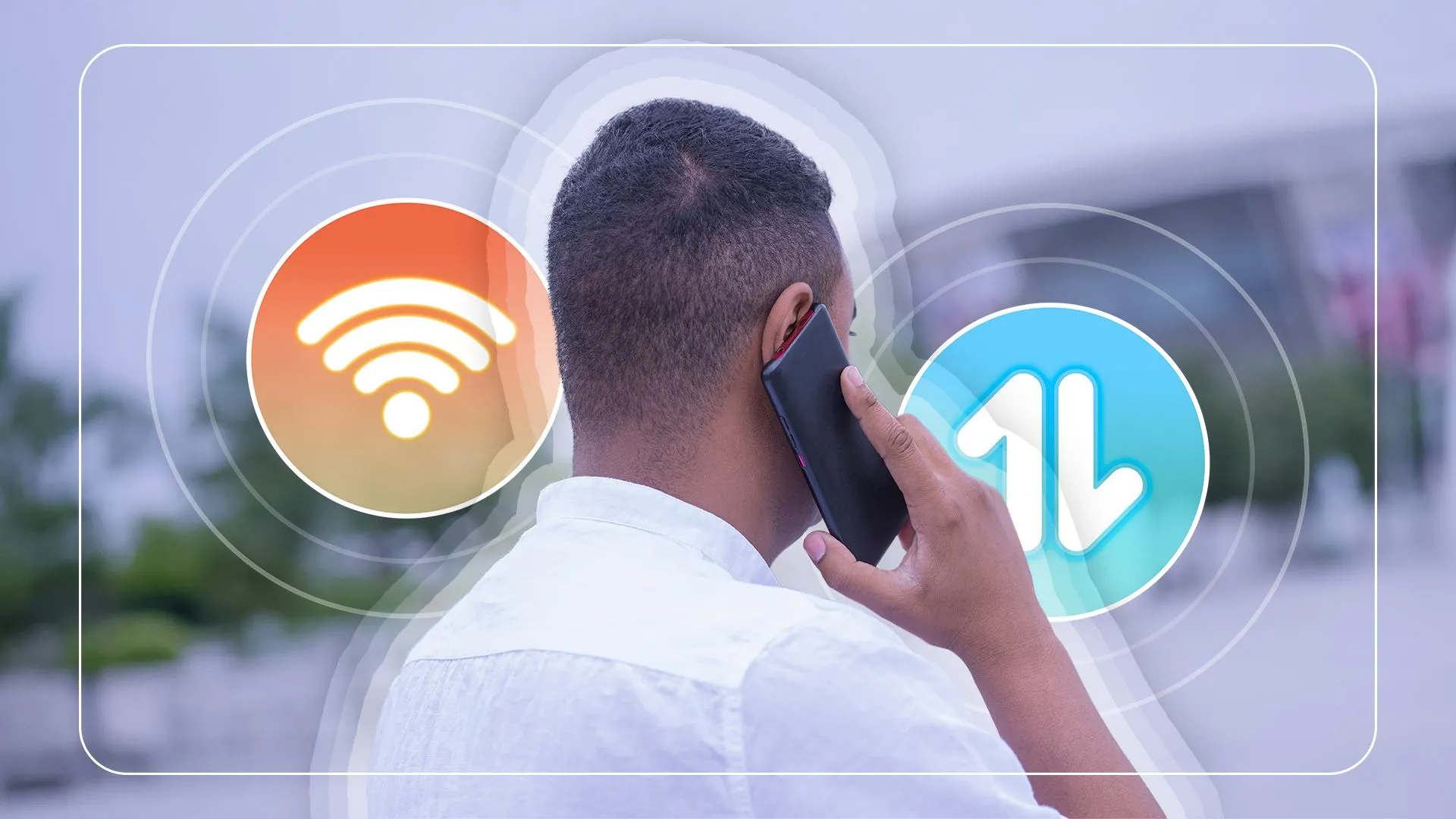Một người đàn ông đang nghe điện thoại, nhìn từ phía sau, với biểu tượng Wi-Fi ở bên trái và biểu tượng dữ liệu di động ở bên phải, thể hiện sự lựa chọn kết nối linh hoạt.