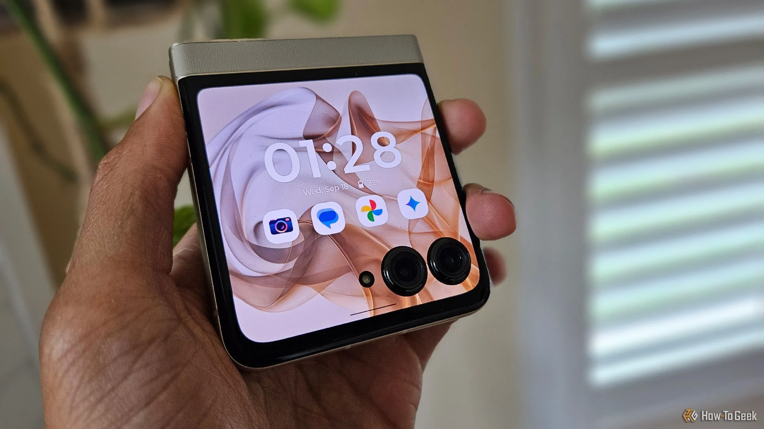 Một người đang cầm chiếc Moto Razr 2024.