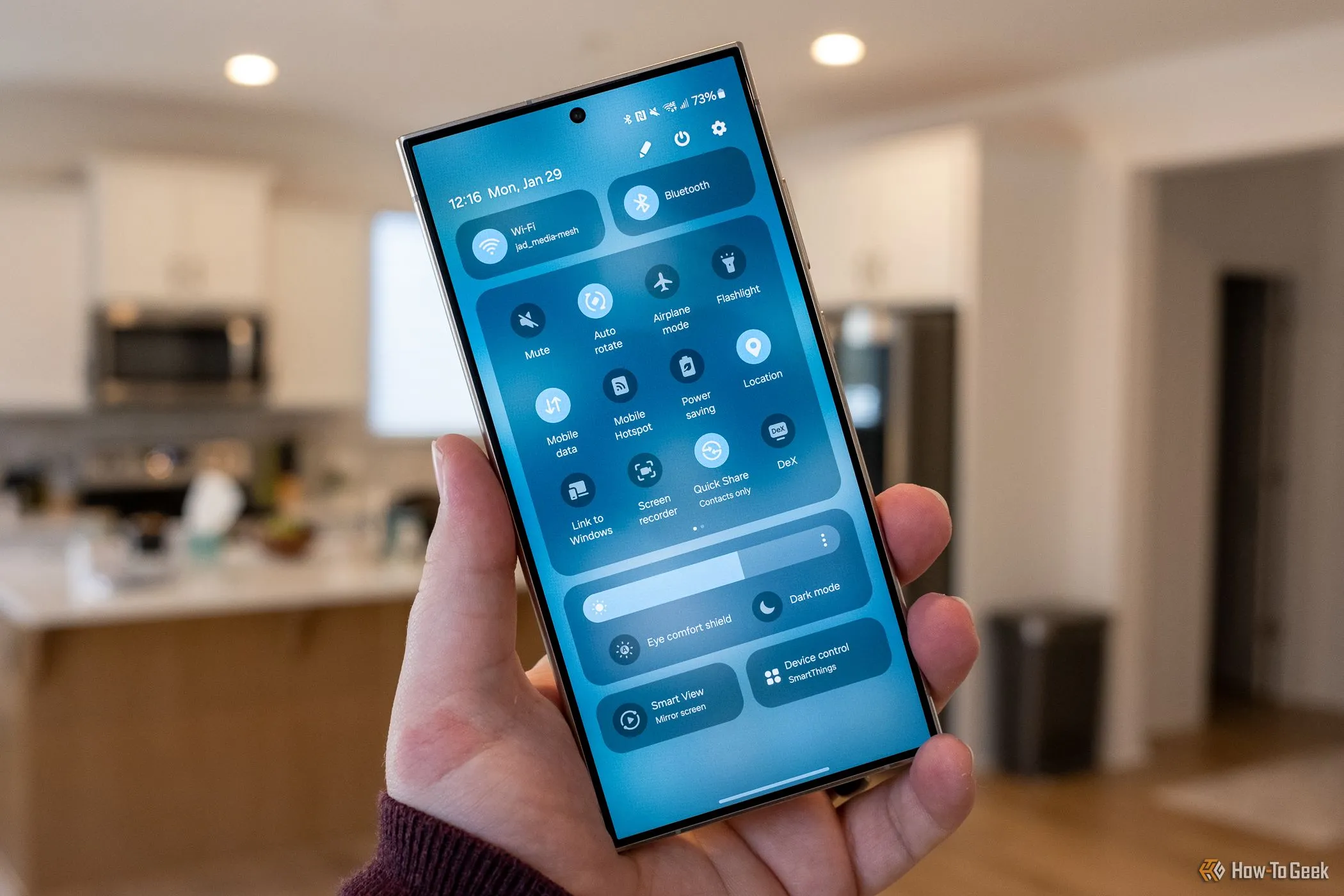 Một người đang cầm Samsung Galaxy S24 Ultra hiển thị menu cài đặt nhanh, nhấn mạnh các tùy chọn điều khiển linh hoạt cho quay video chuyên nghiệp.