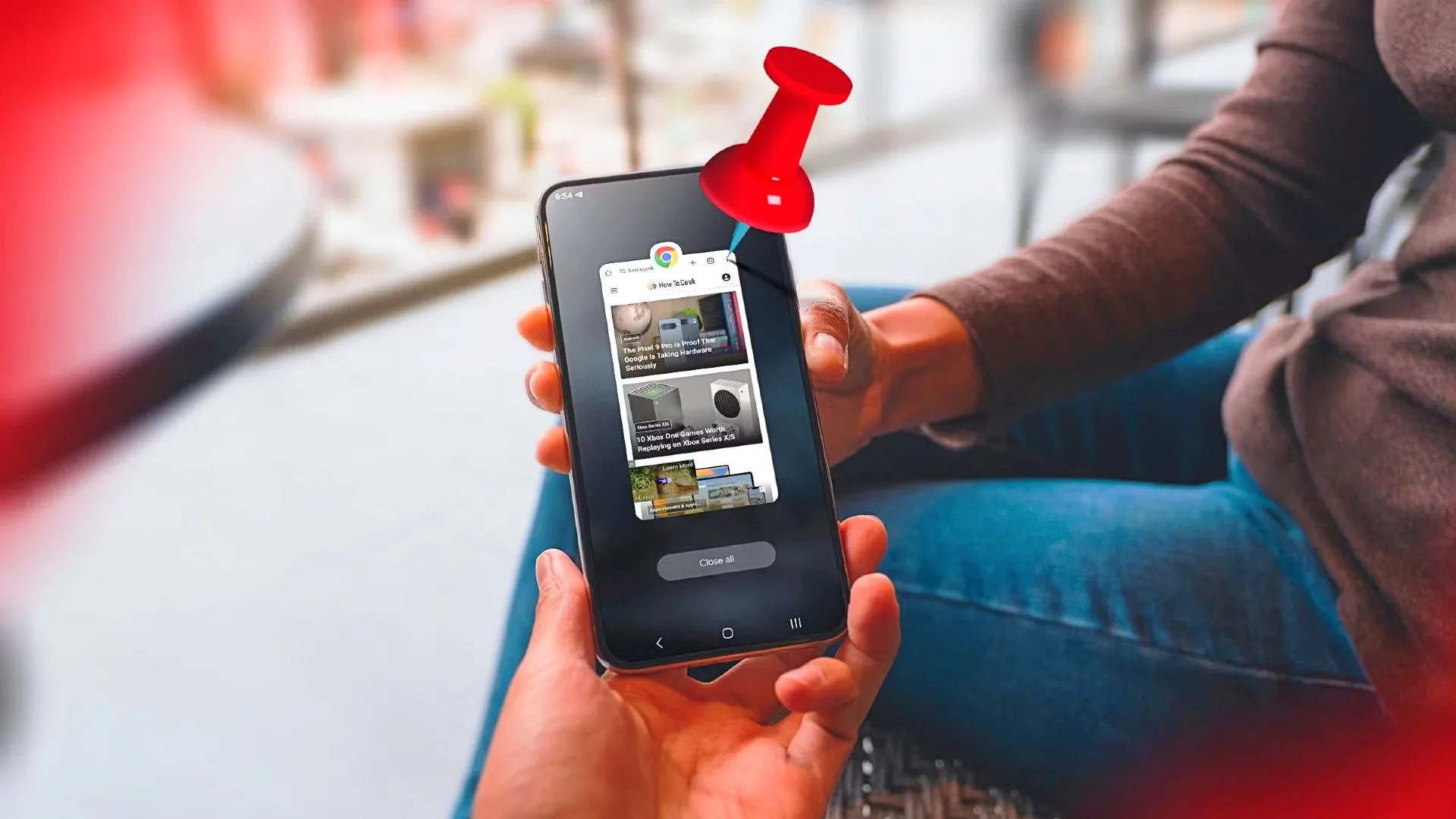 Một người đưa điện thoại Android đã ghim ứng dụng (App Pinning) cho người khác, đảm bảo quyền riêng tư và bảo mật thông tin.