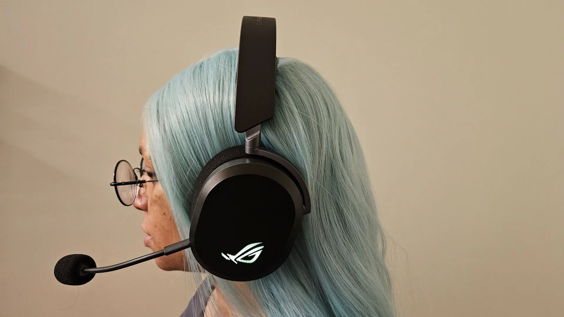 Một người phụ nữ đeo tai nghe gaming ASUS ROG Pelta