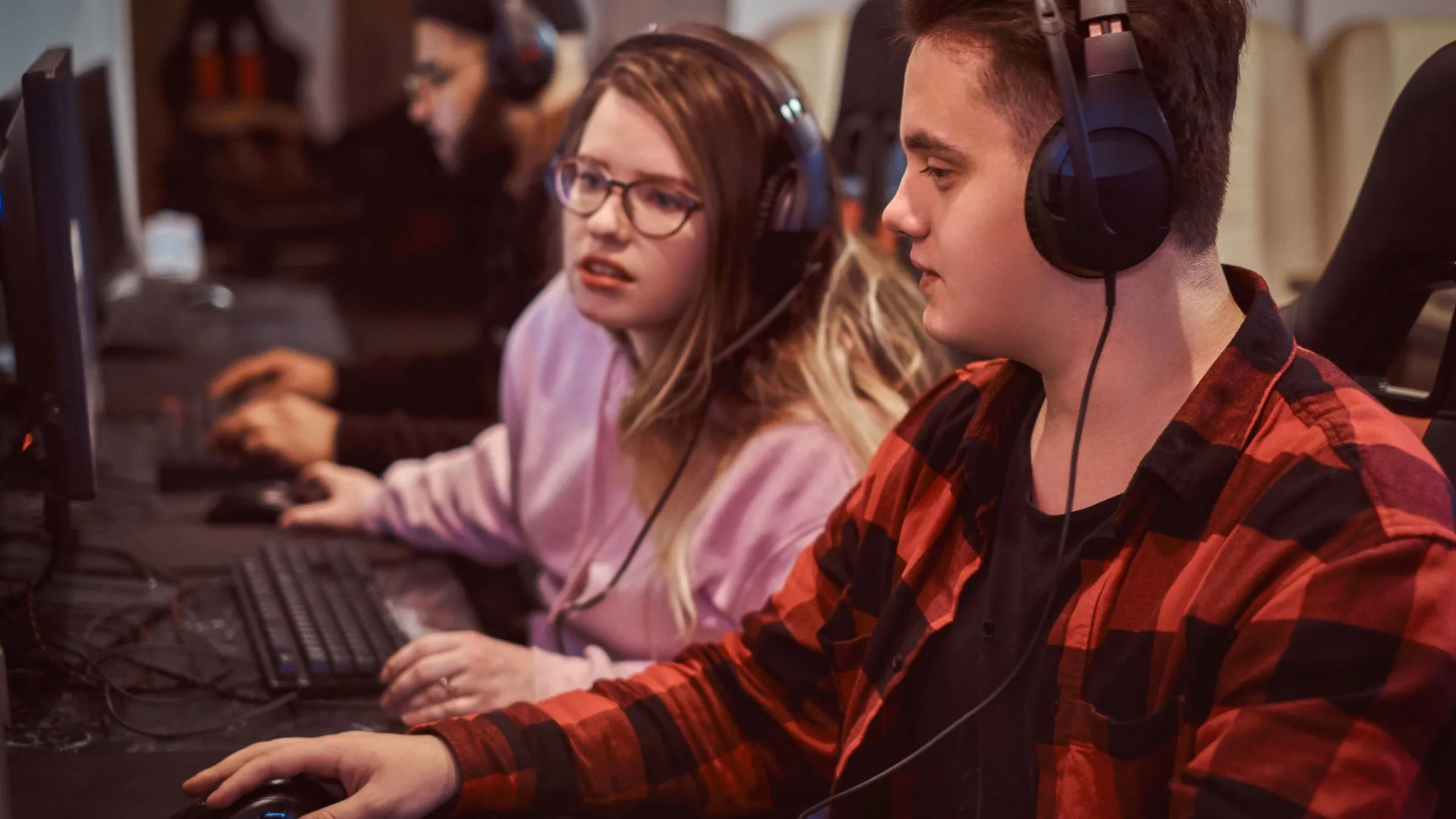 Một nhóm game thủ đang chơi game nhiều người chơi trên PC, nhấn mạnh tầm quan trọng của hỗ trợ anti-cheat trên Linux.